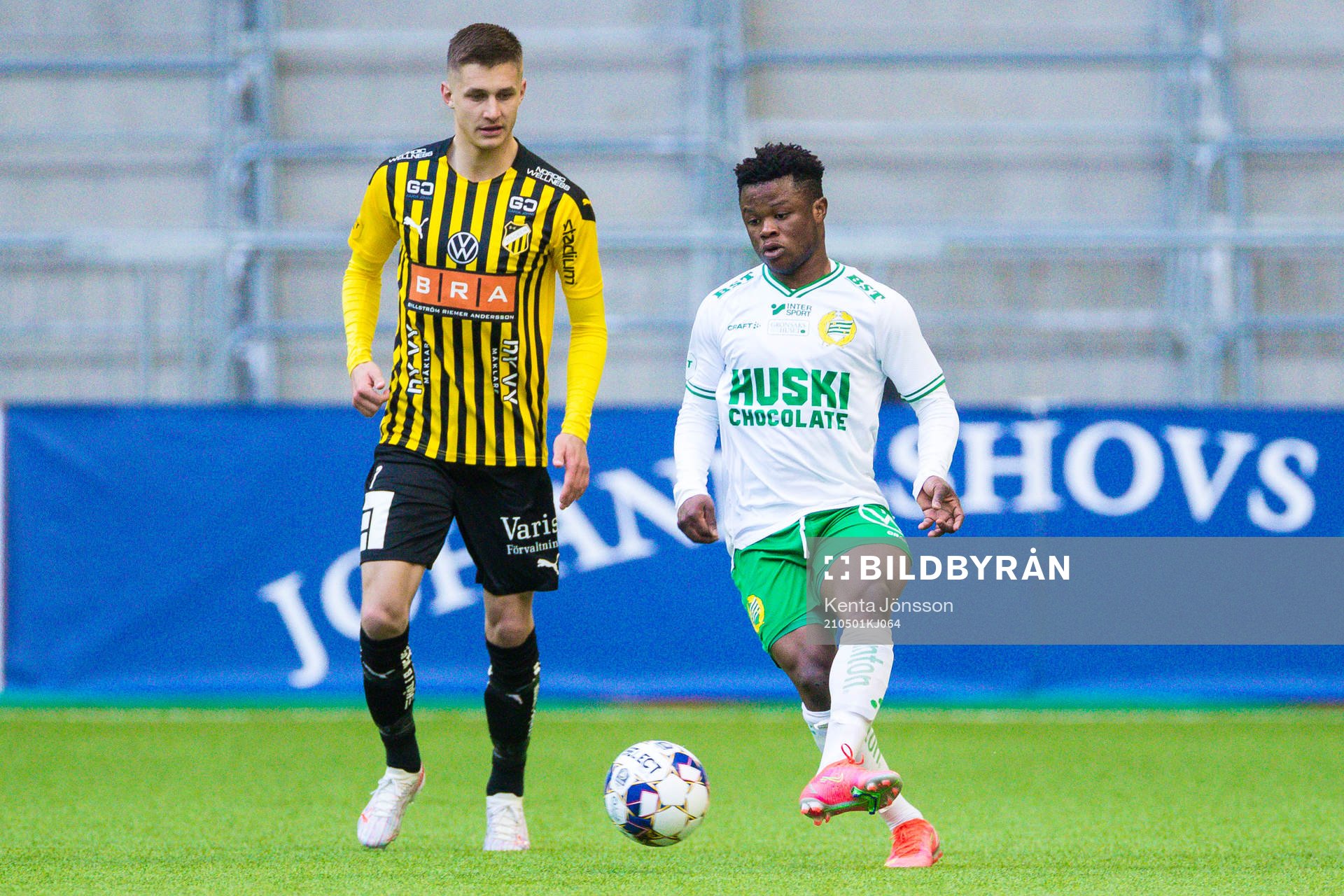 Häckens Leo Bengtsson och Hammarbys Akinkunmi Amoo