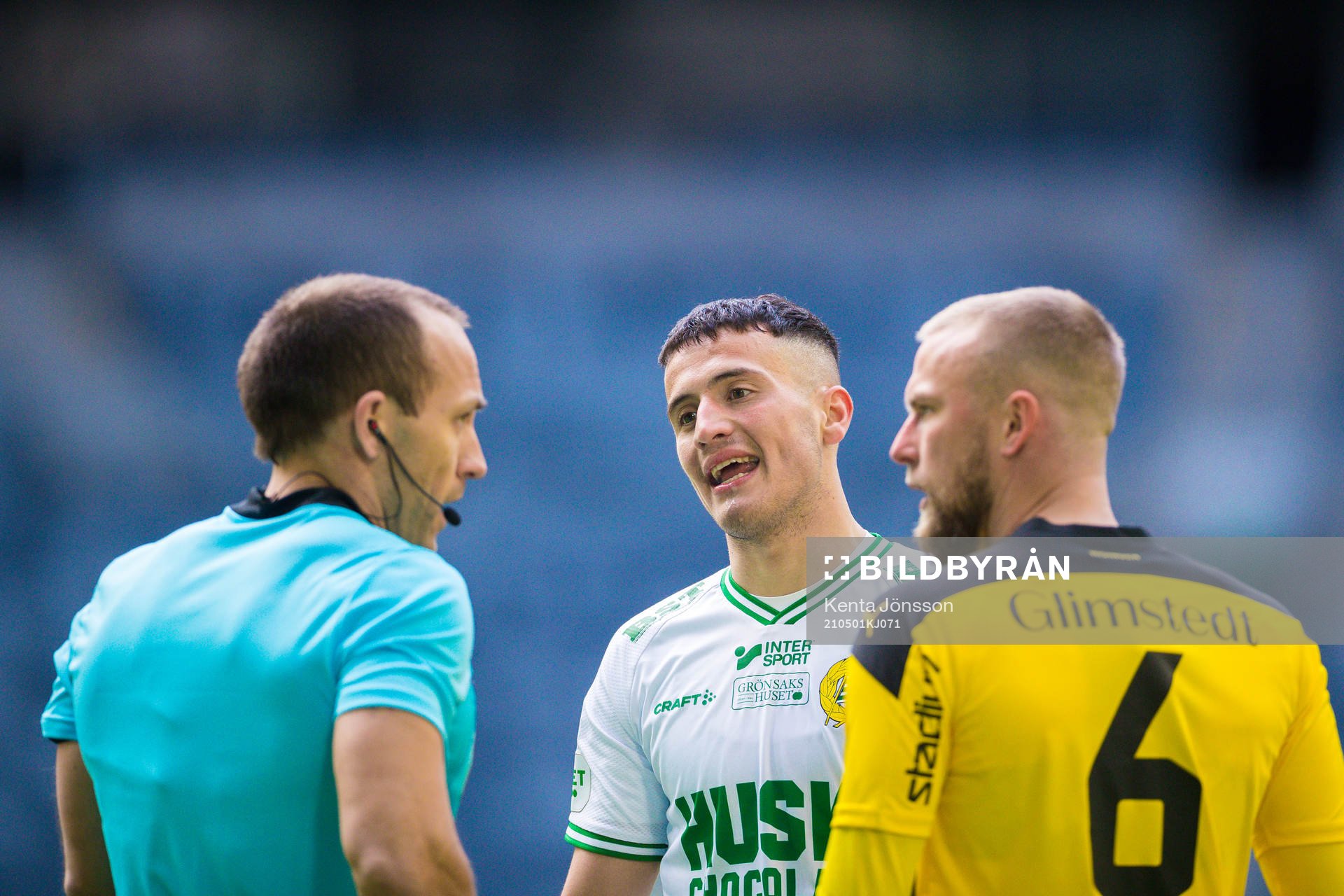 Hammarbys Astrit Selmani och Häckens Alexander Faltsetas i diskussion med domare Kaspar Sjöberg under fotbollsmatchen i Allsvenskan mellan Hammarby och Häcken den 1 maj 2021 i Stockholm.