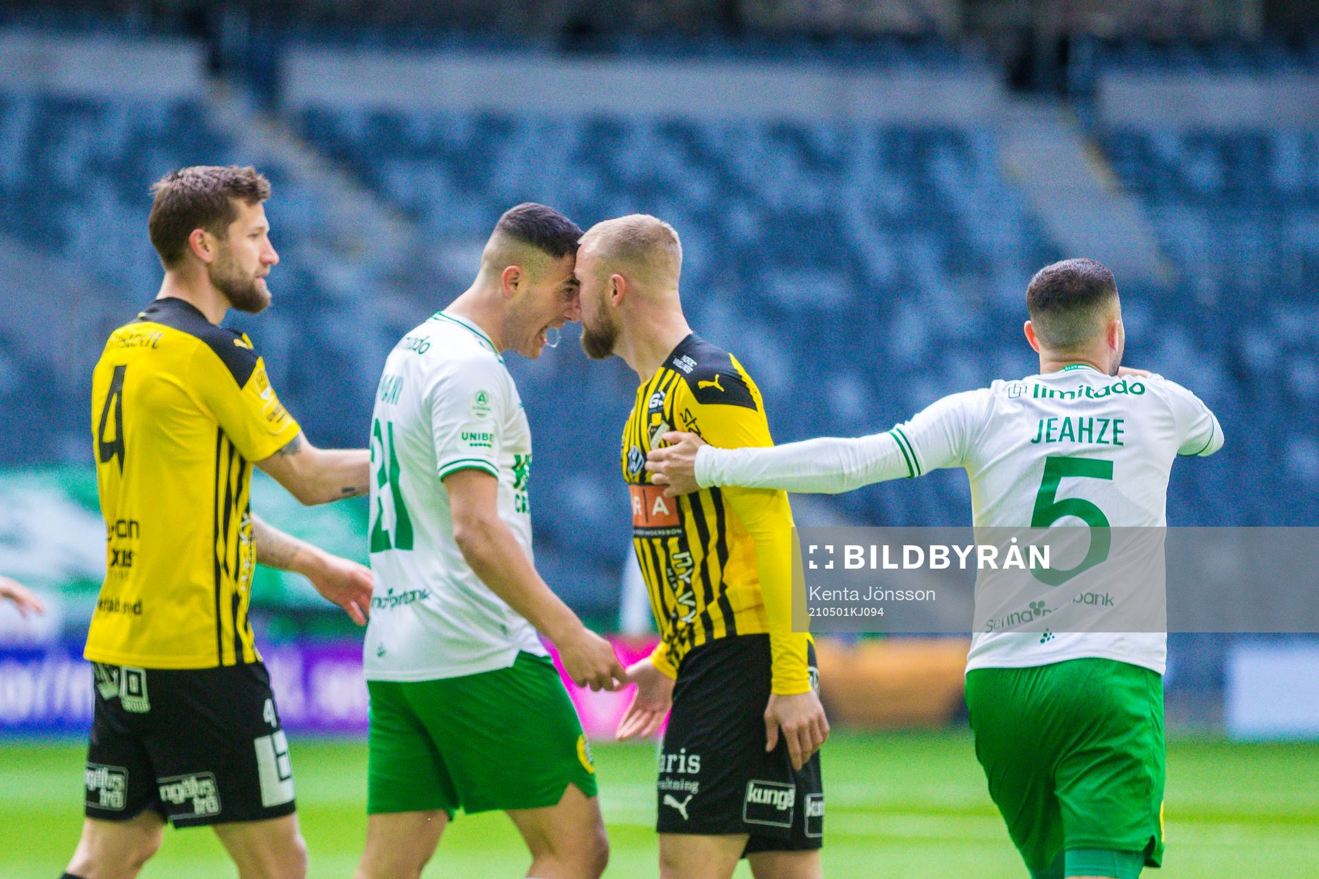 Hammarbys Astrit Selmani och Häckens Alexander Faltsetas i
