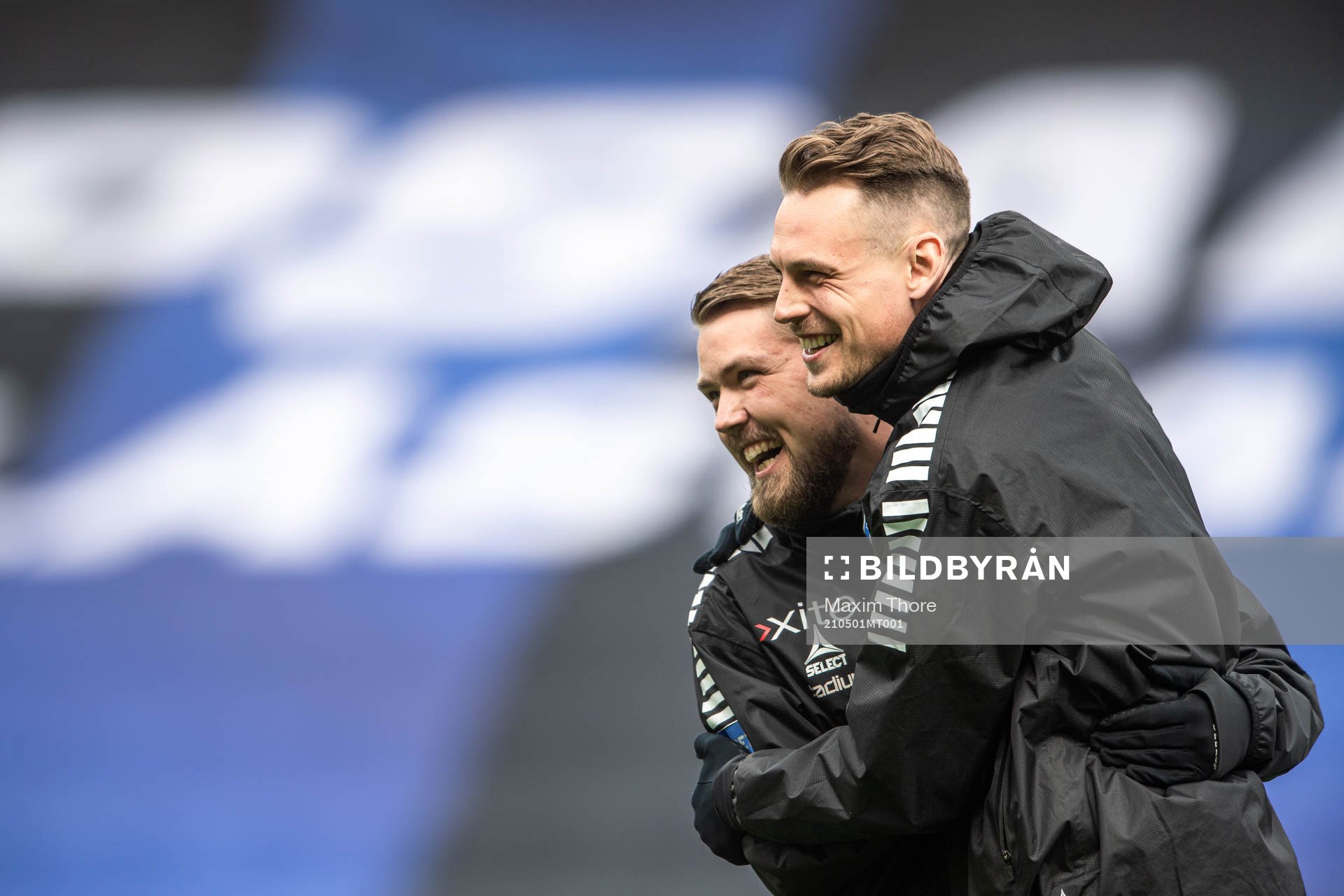 Sirius assisterande tränare Theodor Olsson och Sirius tränare Daniel Bäckström inför fotbollsmatchen i Allsvenskan mellan Sirius och Kalmar den 1 maj 2021 i Uppsala.