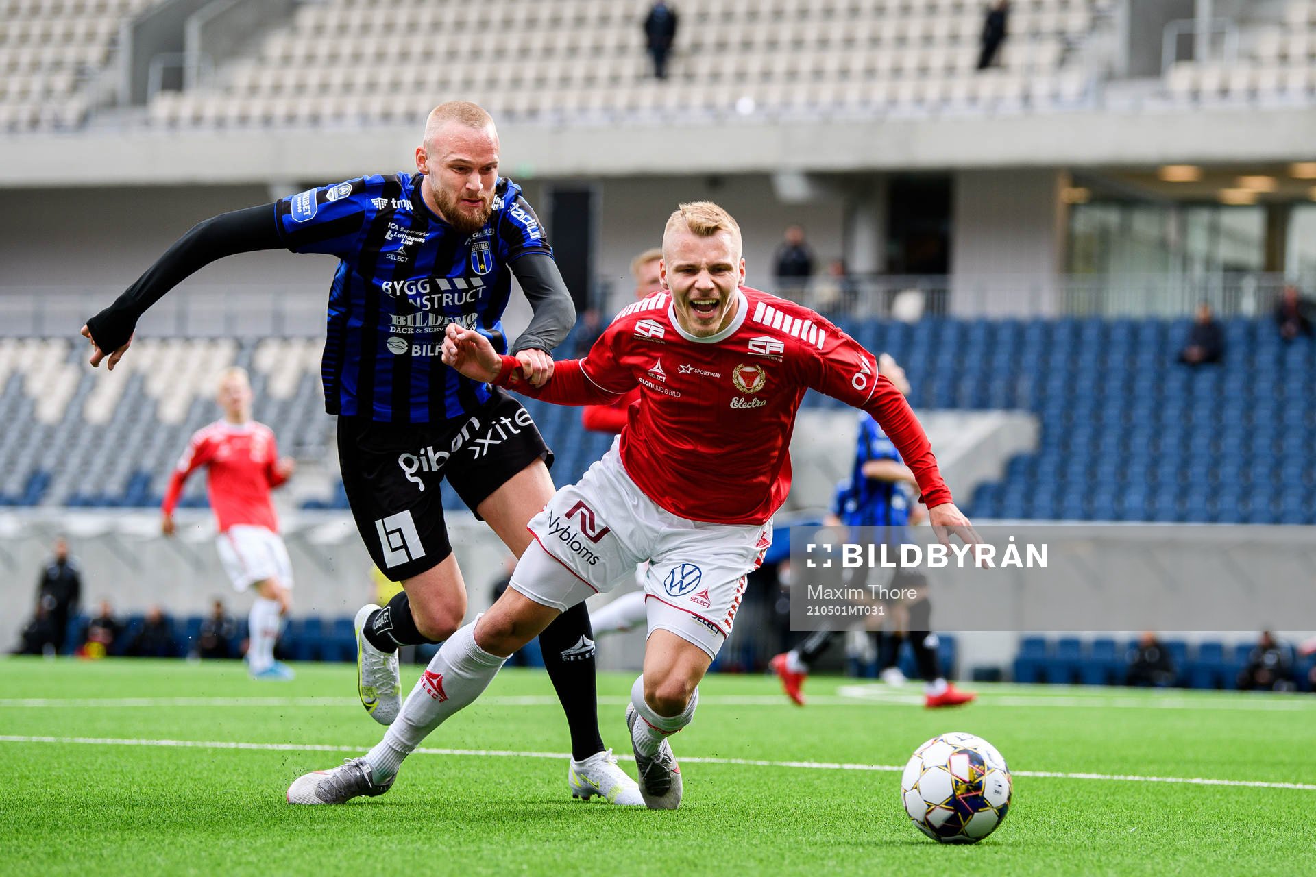 Sirius Adam Ståhl och Kalmars Sebastian Ring  under fotbollsmatchen i Allsvenskan mellan Sirius och Kalmar den 1 maj 2021 i Uppsala. 