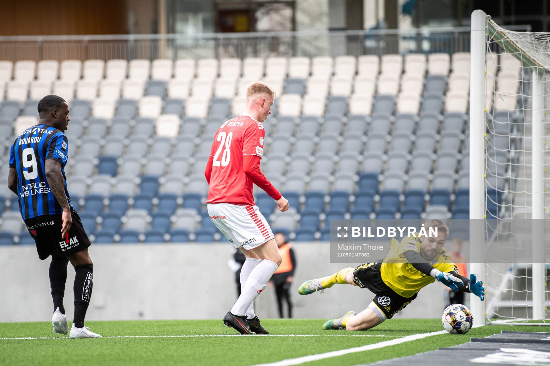 Kalmars målvakt Lucas Hägg Johansson med en räddning