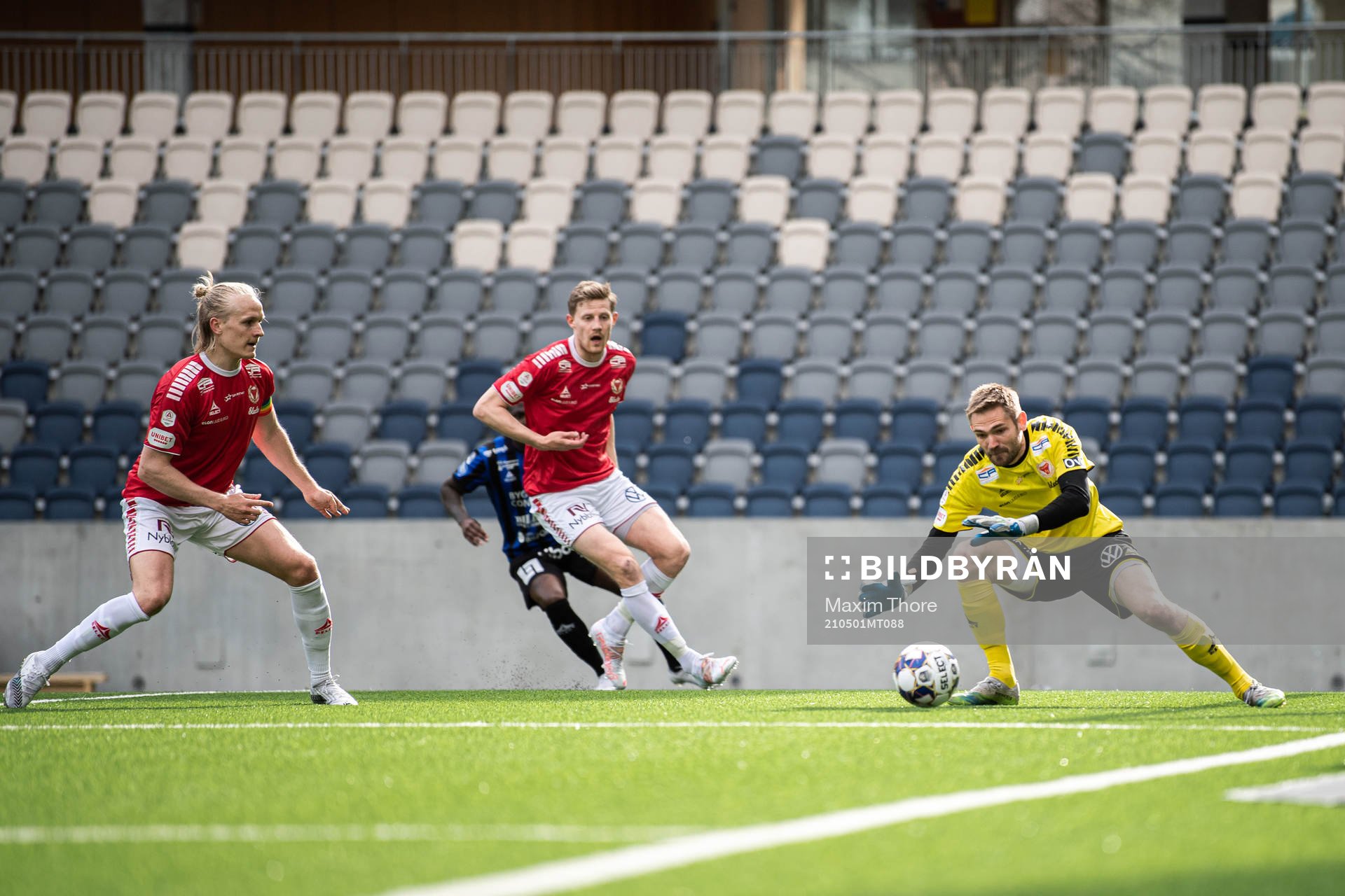Kalmars målvakt Lucas Hägg Johansson med en räddning