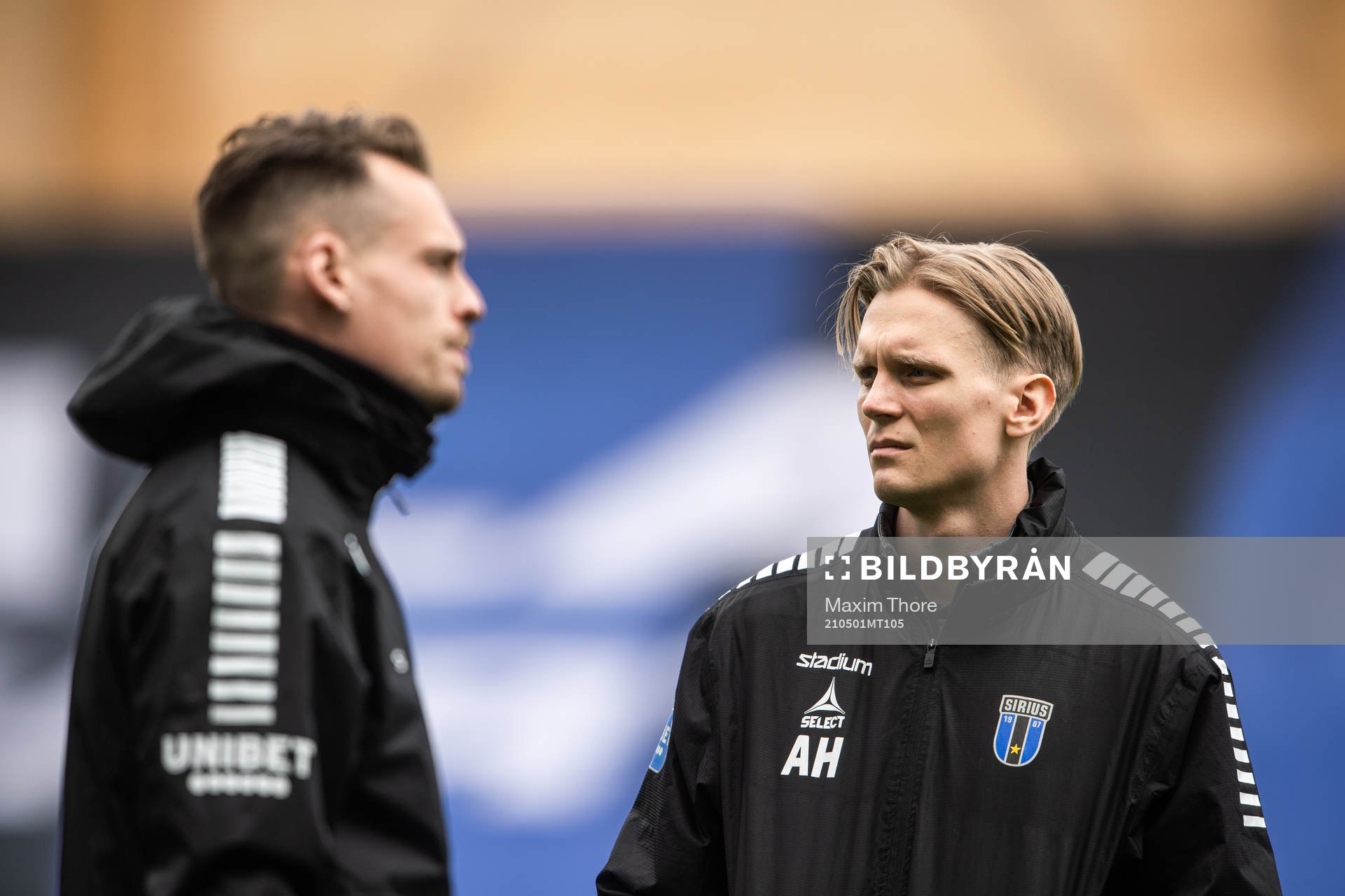 Sirius tränare Daniel Bäckström och naprapat Anton Hagberg inför fotbollsmatchen i Allsvenskan mellan Sirius och Kalmar den 1 maj 2021 i Uppsala.