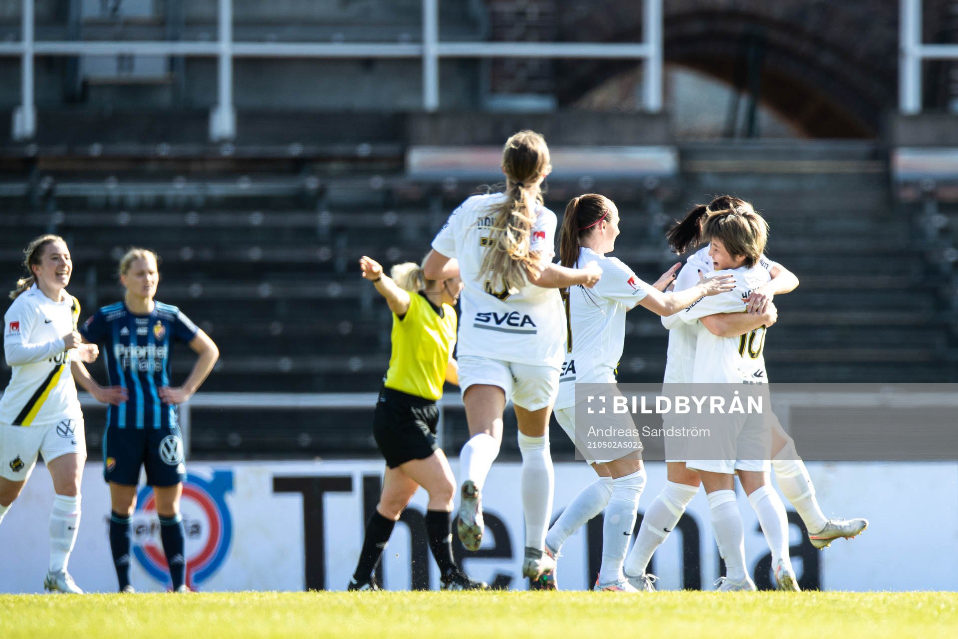s Honoka Hayashi jublar med lagkamrater