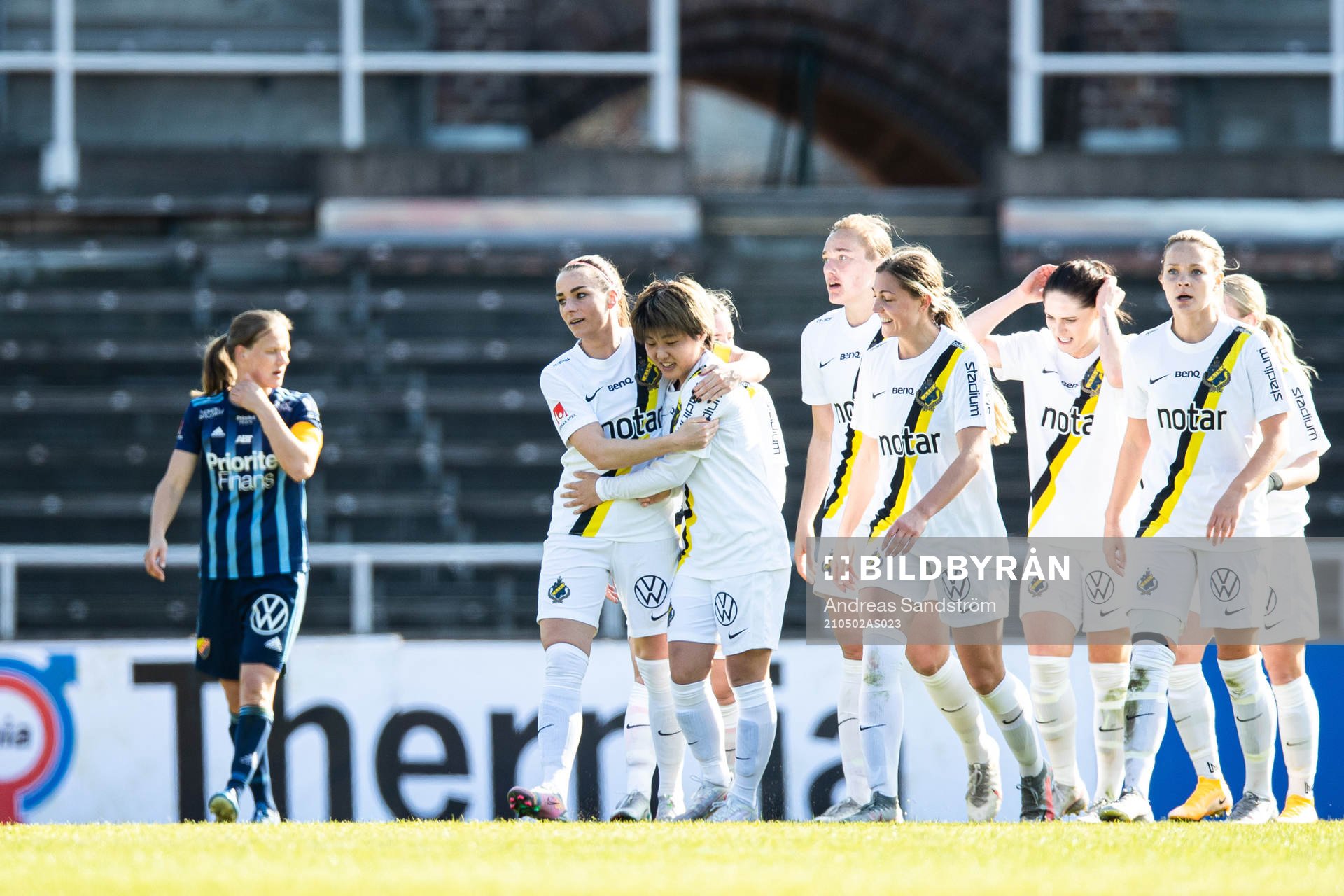 AIK:s Honoka Hayashi jublar med lagkamrater efter 1-1 under fotbollsmatchen i Damallsvenskan mellan Djurgården och AIK den 2 maj 2021 i Stockholm.