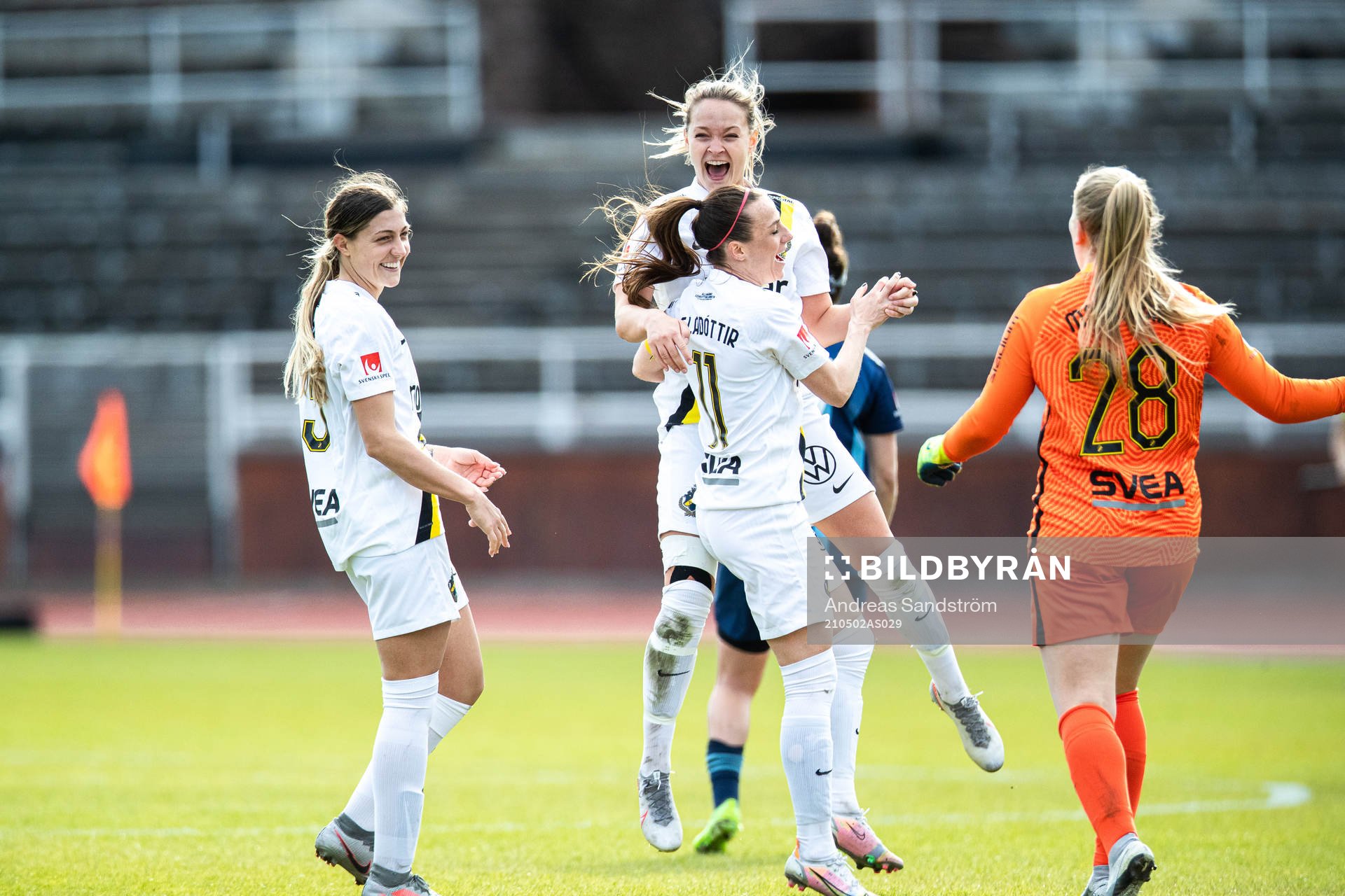 s Hallbera Gisladottir jublar med lagkamrater