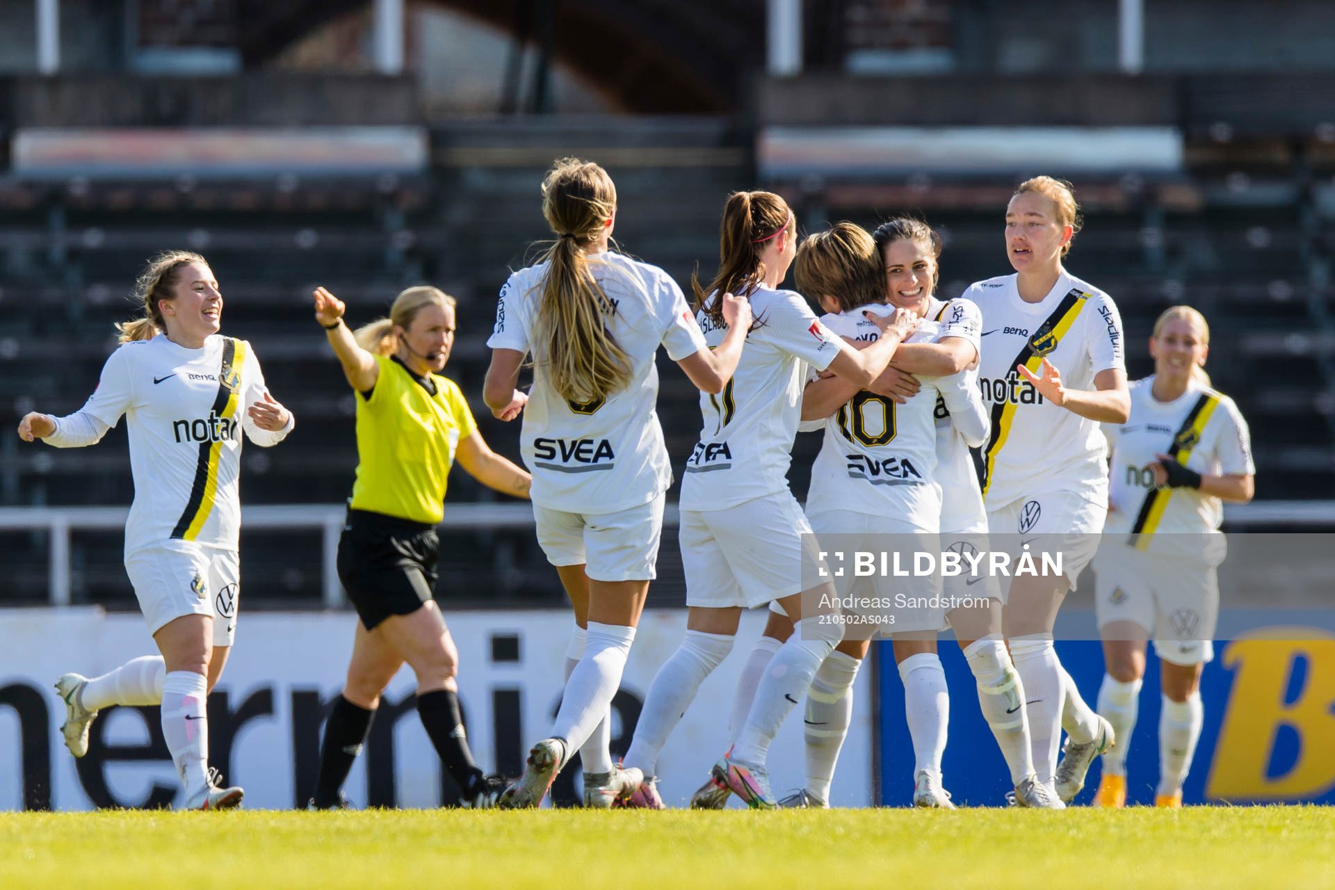 s Honoka Hayashi gör 1-0 och jublar med lagkamrater
