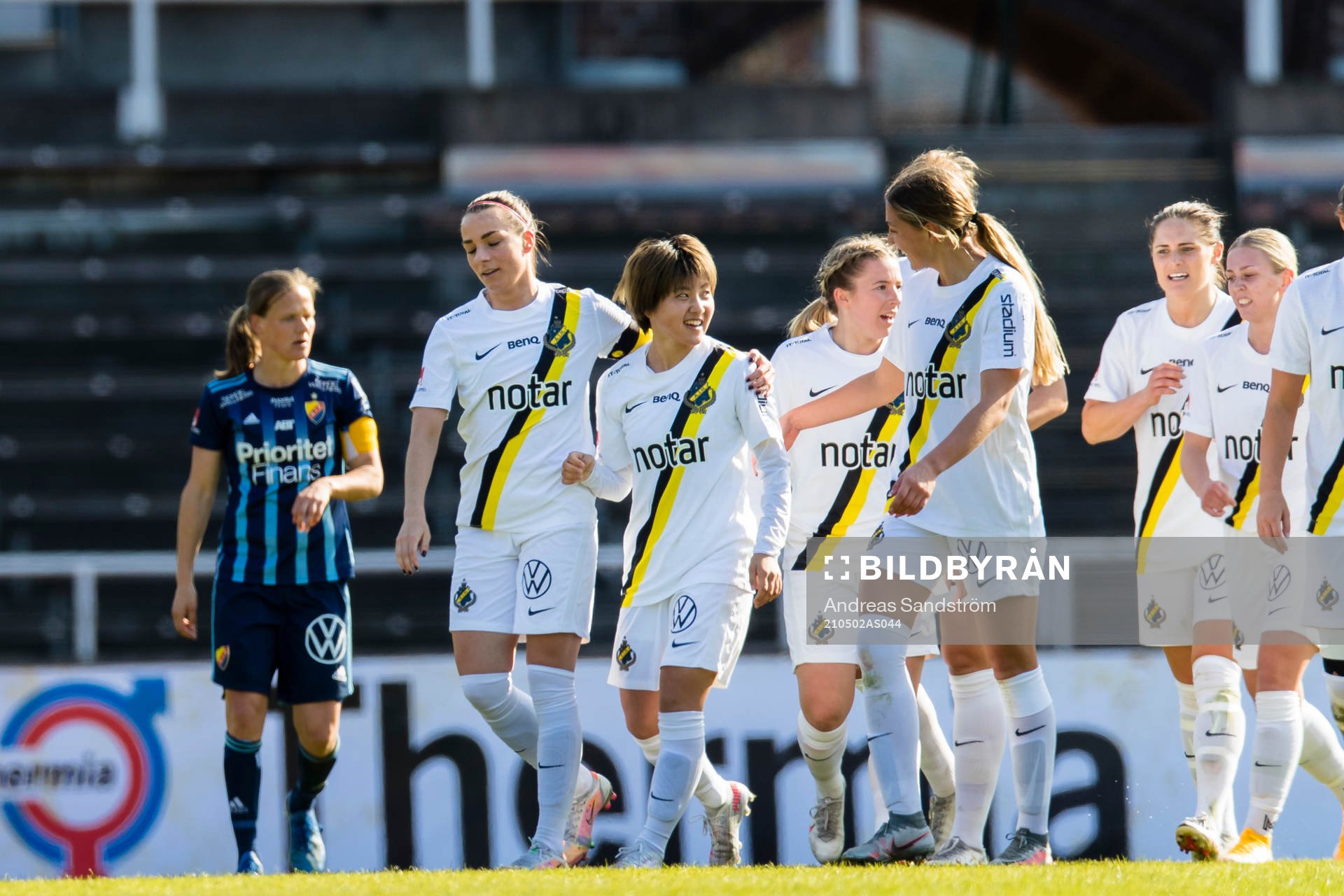s Honoka Hayashi gör 1-0 och jublar med lagkamrater