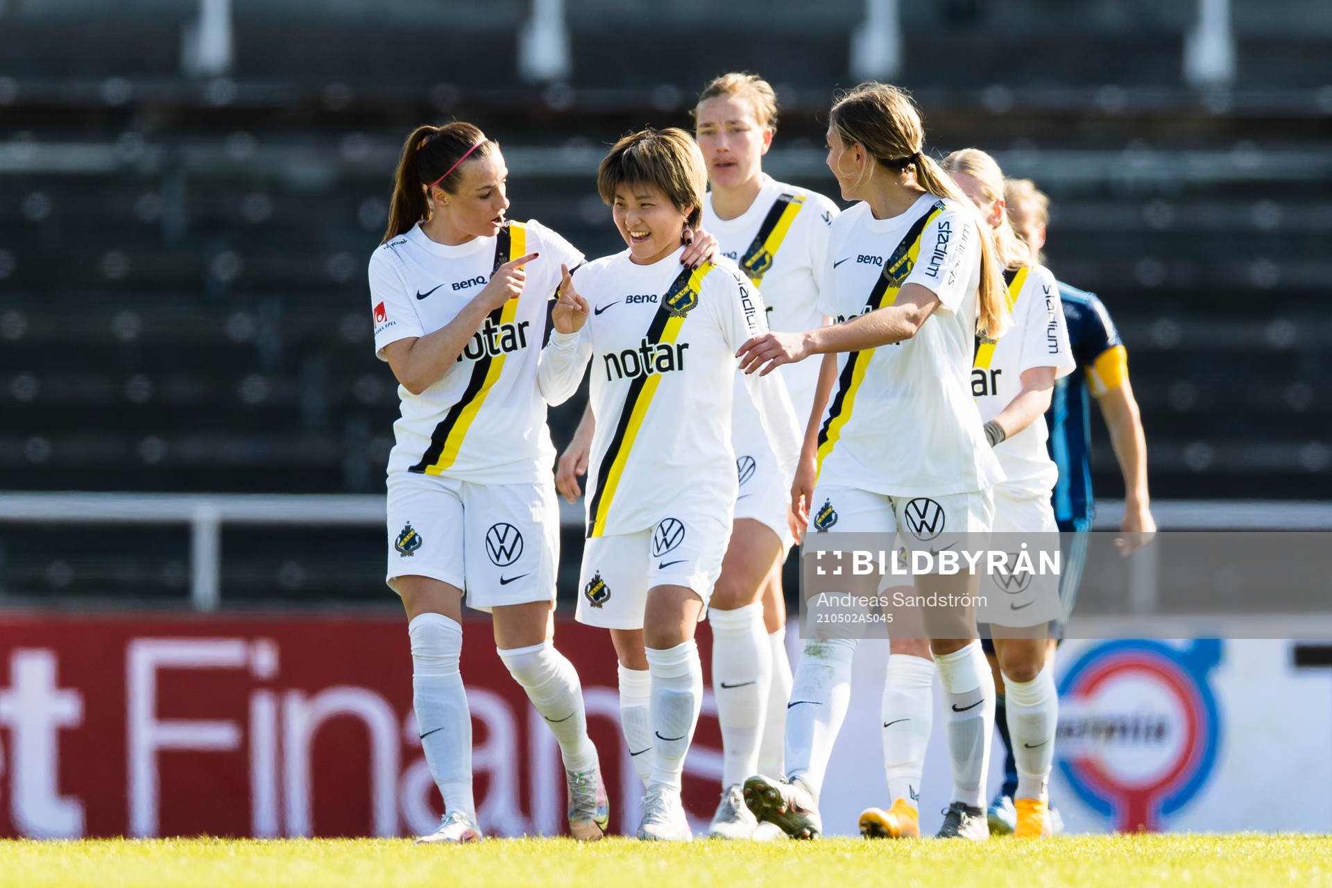 s Honoka Hayashi gör 1-0 och jublar med lagkamrater