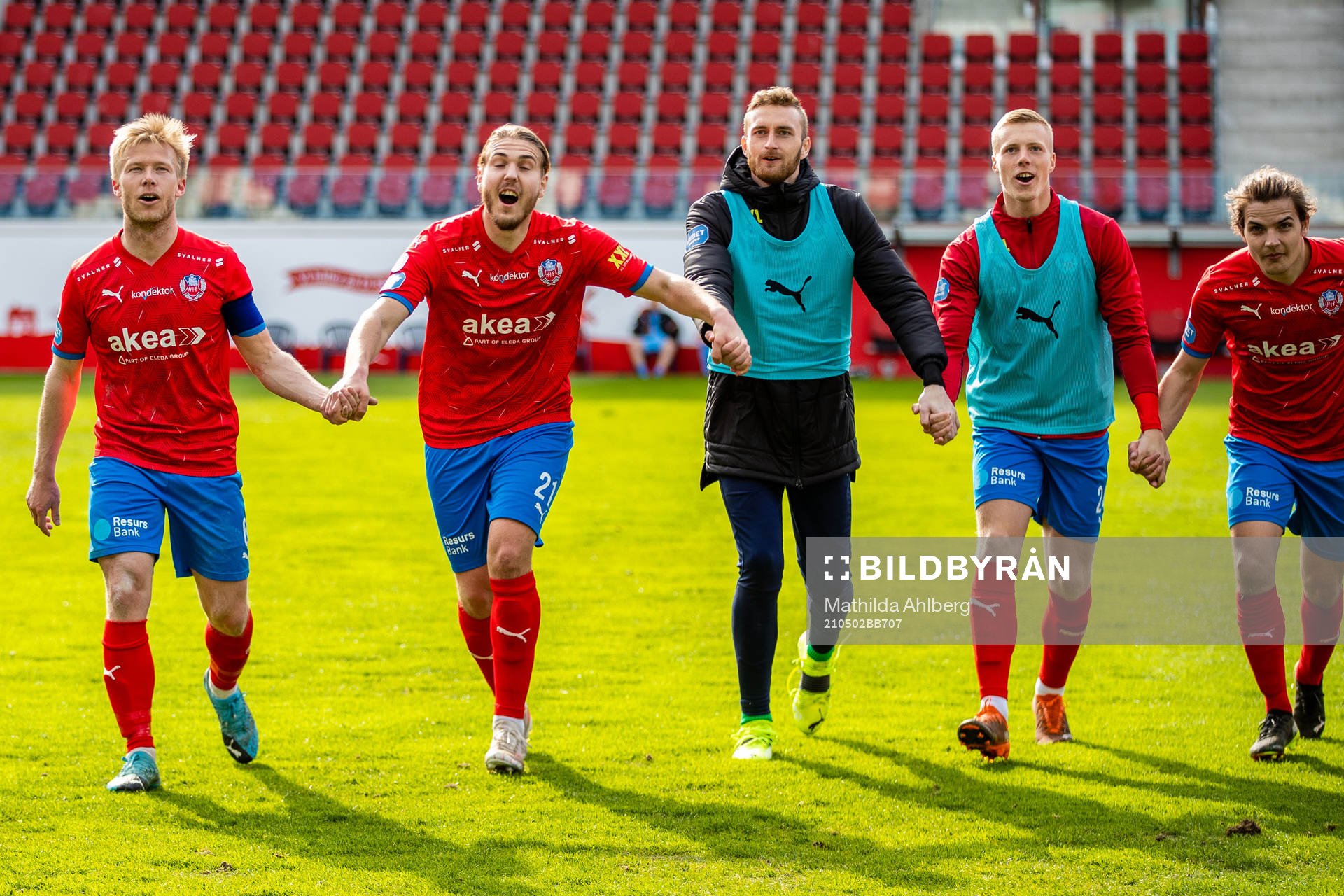 Helsingborgs Andreas Landgren, Charlie Weberg, målvakt Alexander Nilsson, Emil Hellman och Brandur Hendriksson Olsen jublar efter fotbollsmatchen i Superettan mellan Helsingborg och AFC Eskilstuna den 2 maj 2021 i Helsingborg.