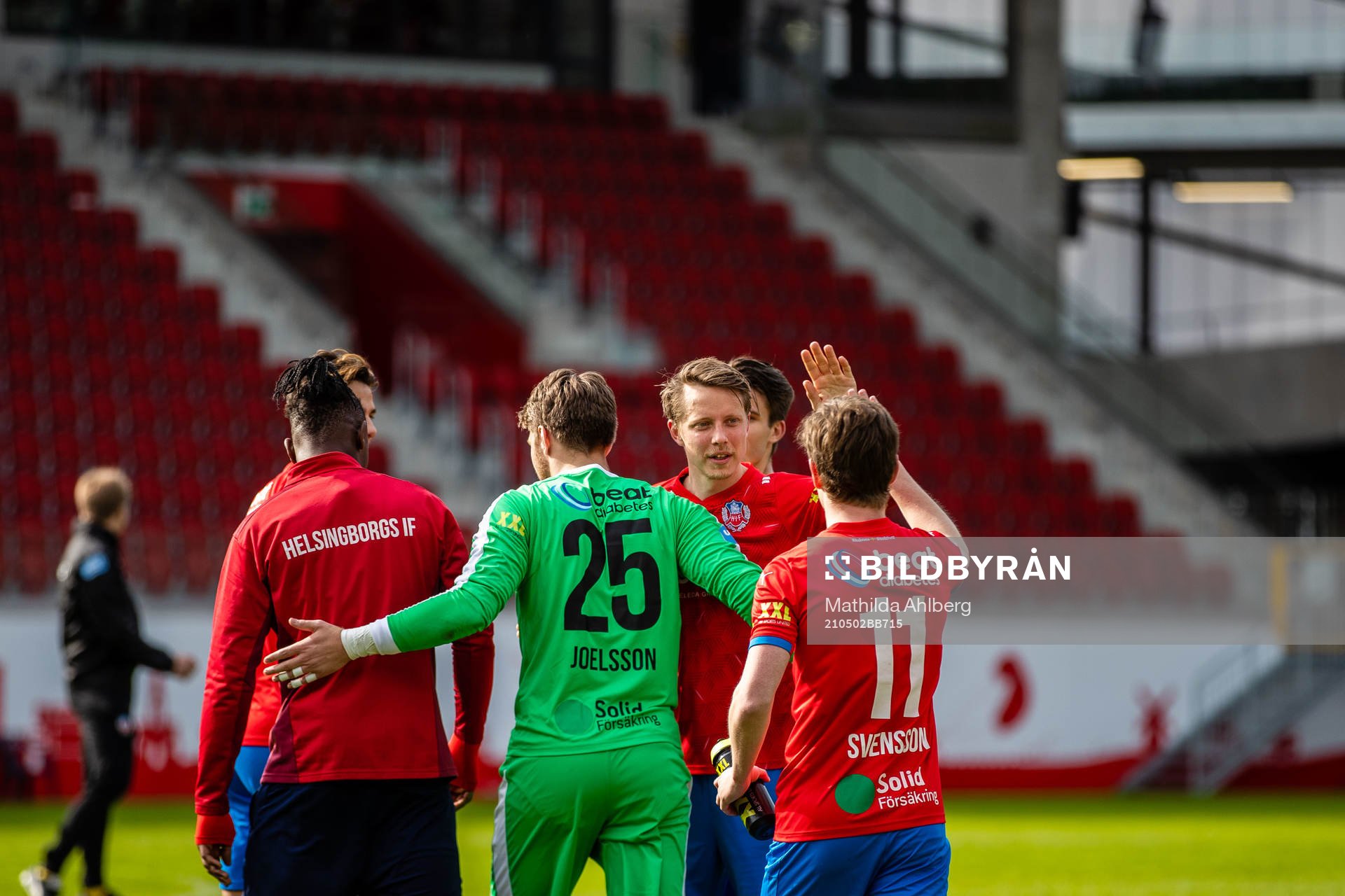 Helsingborgs Viktor Lundberg jublar med lagkamrater