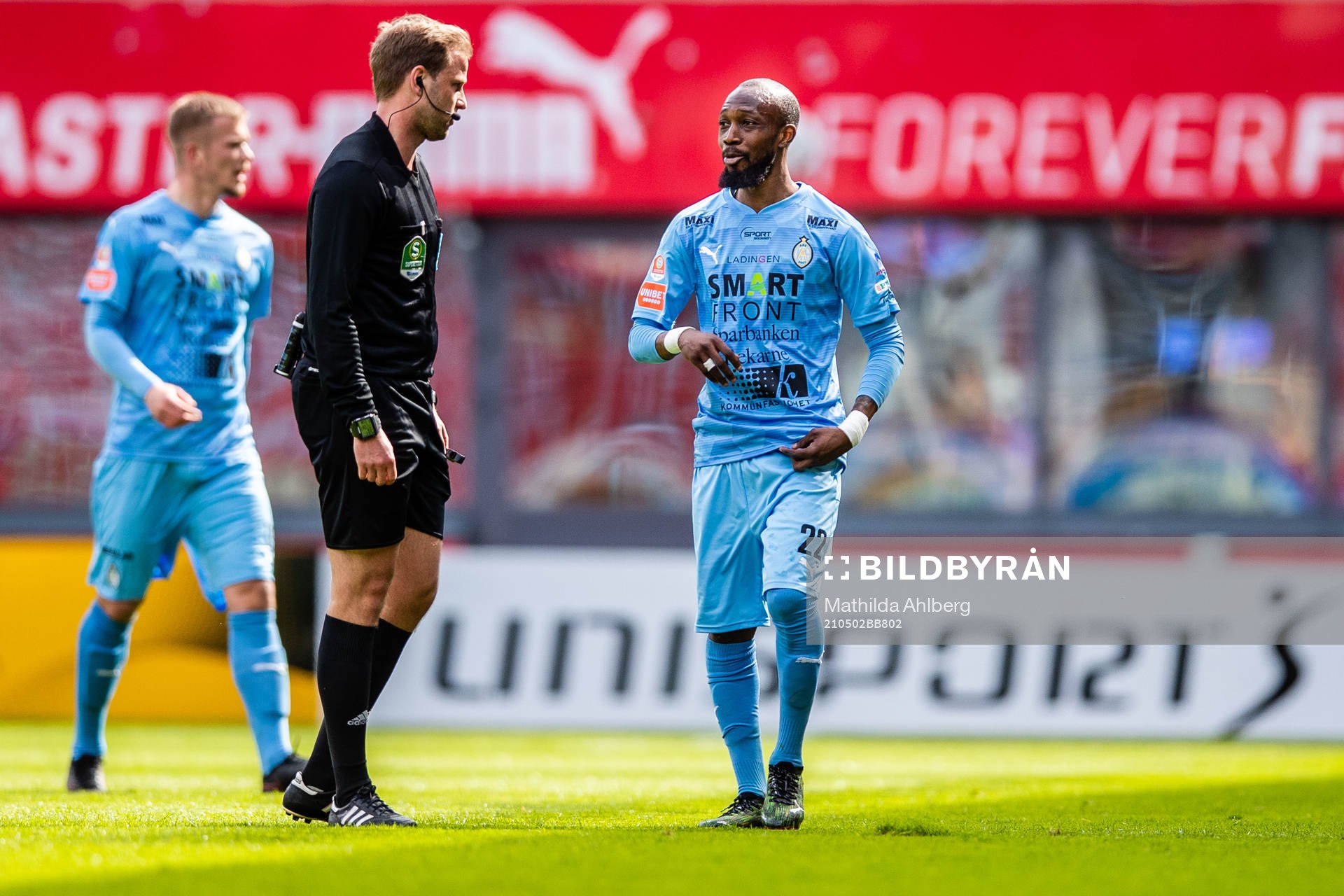 Domare Richard Sundell i samtal med AFC Eskilstunas Ibrahim