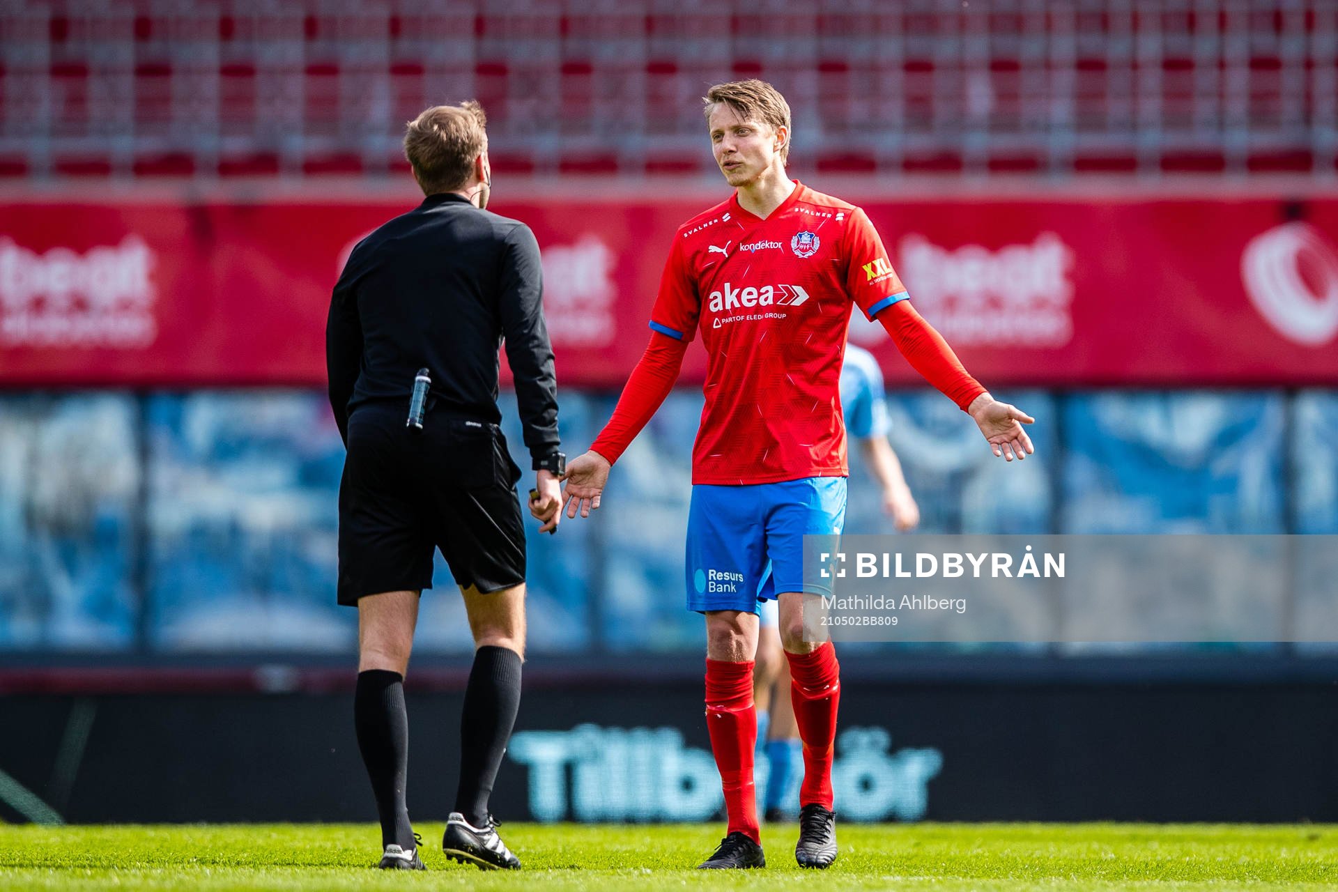Domare Richard Sundell i samtal med Helsingborgs Viktor
