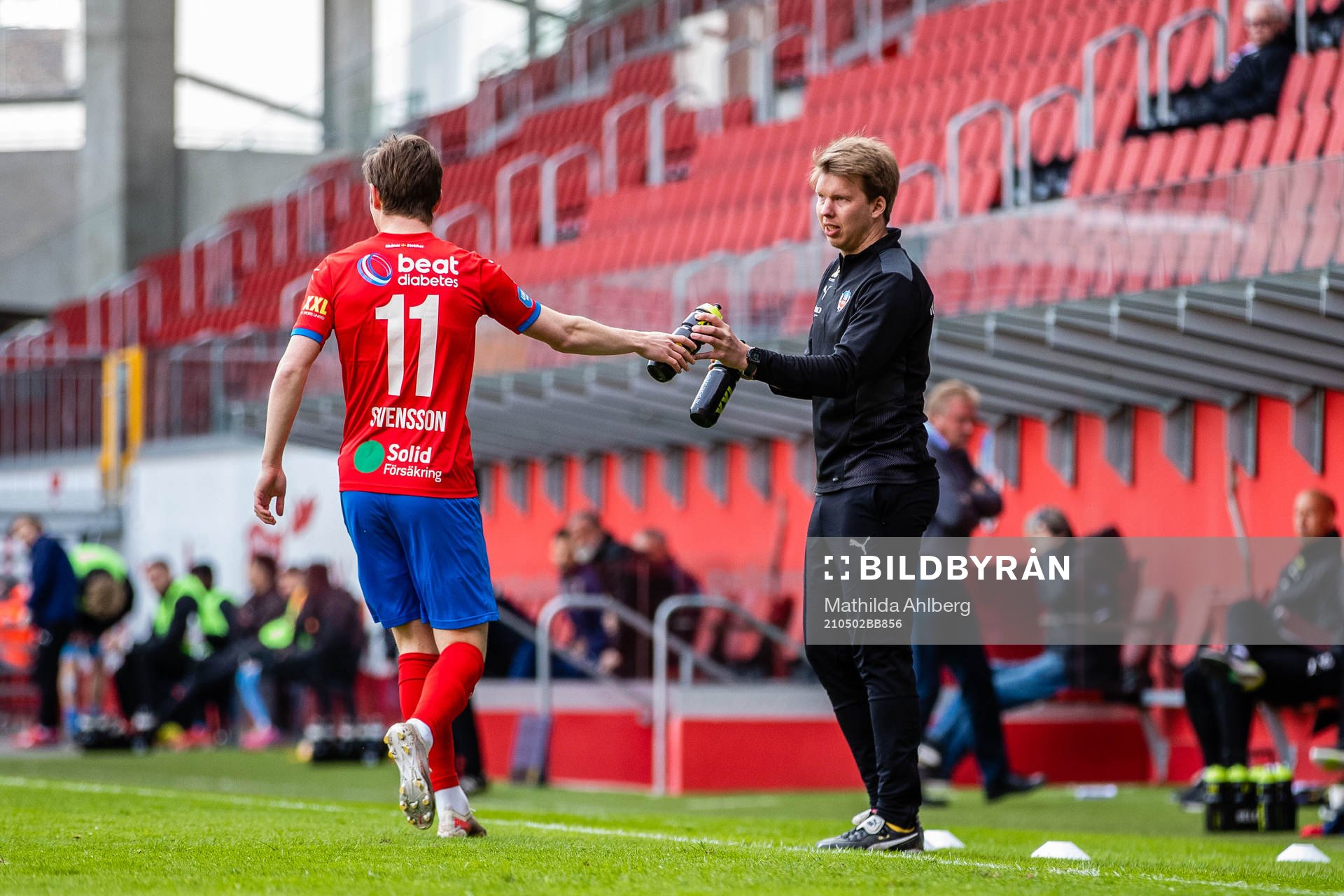 Helsingborgs Max Svensson får vatten av fysioterapeut