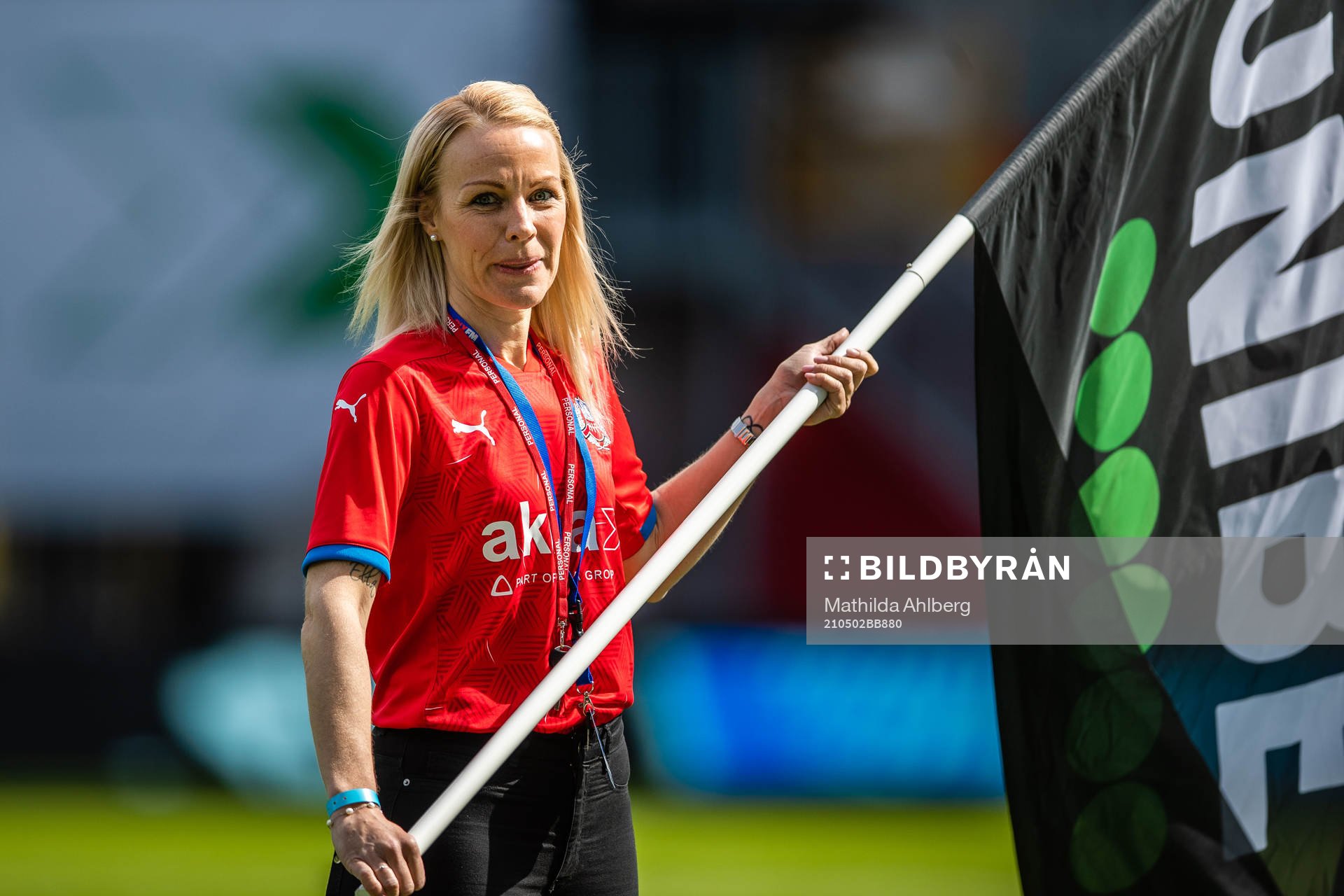 Ann-Catrin Thorup med flagga