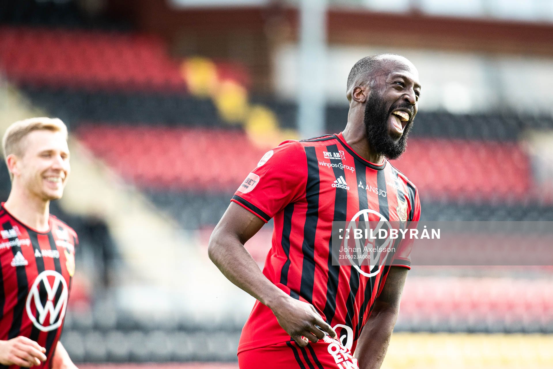 Östersunds Ronald Mukiibi jublar efter 1-0 under fotbollsmatchen i Allsvenskan mellan Östersund och Varberg den 2 maj 2021 i Östersund. 