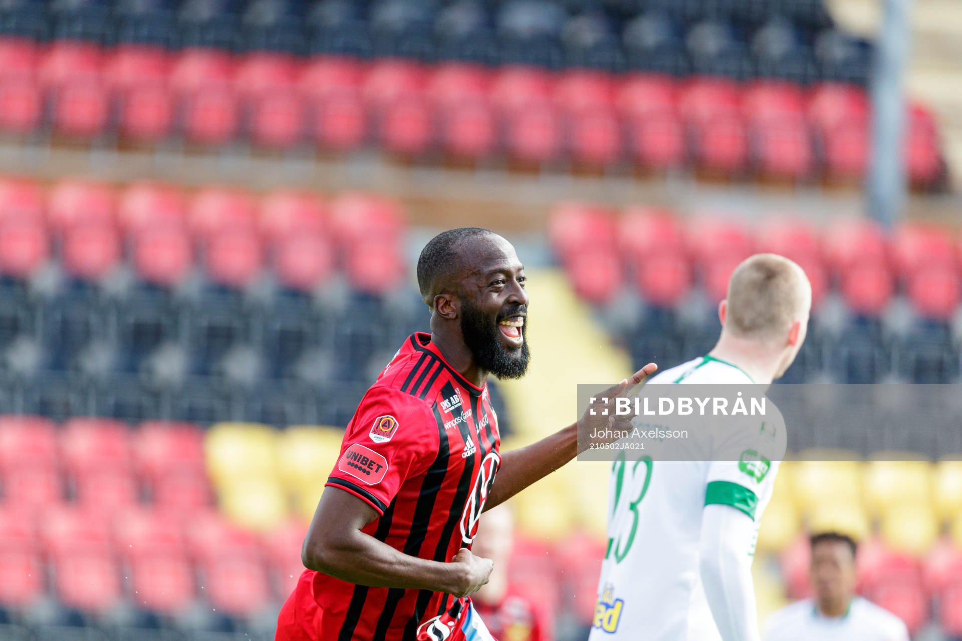 Östersunds Ronald Mukiibi jublar efter 1-0 under fotbollsmatchen i Allsvenskan mellan Östersund och Varberg den 2 maj 2021 i Östersund. 