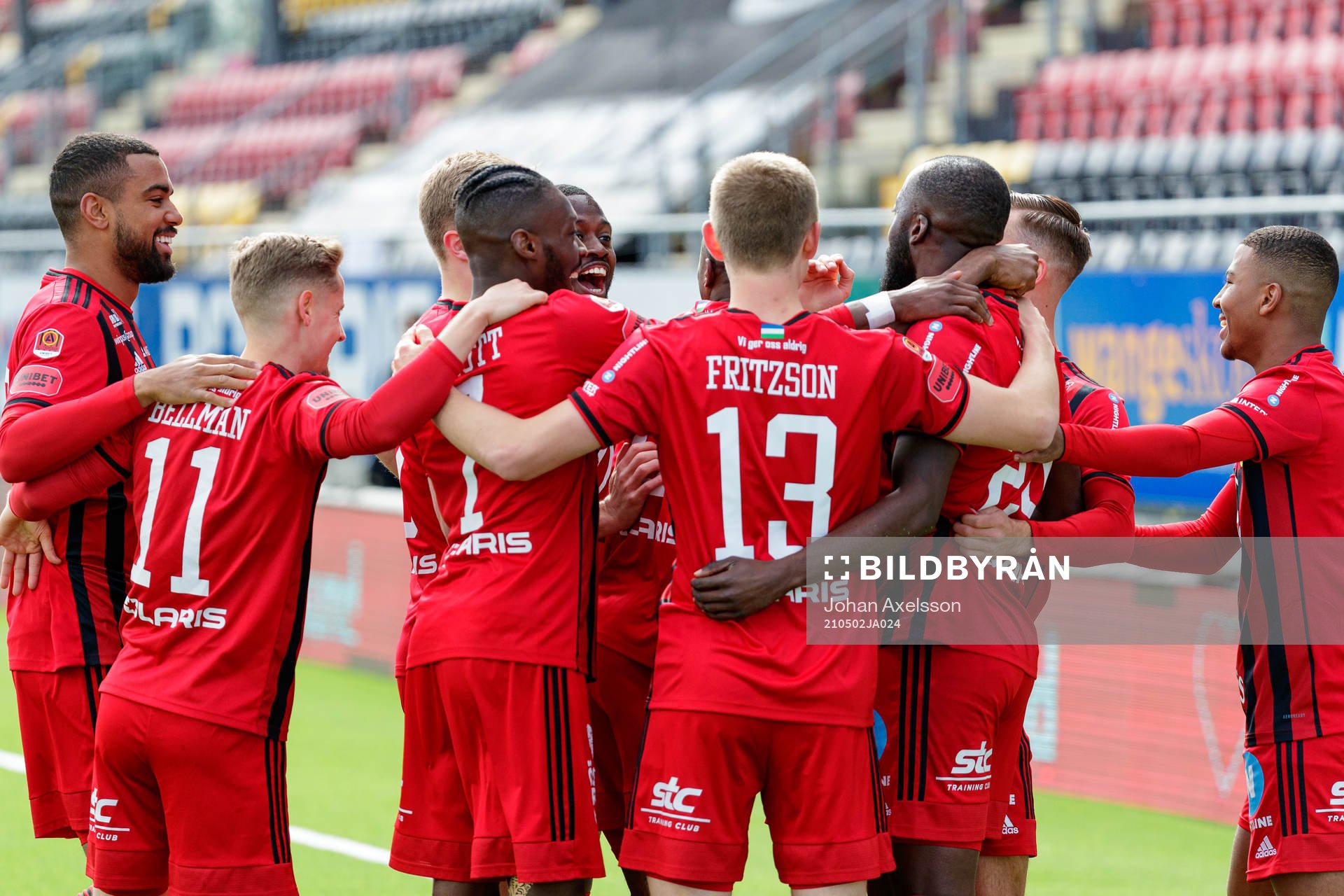 Östersunds spelare jublar med Ronald Mukiibi som gjort 1-0