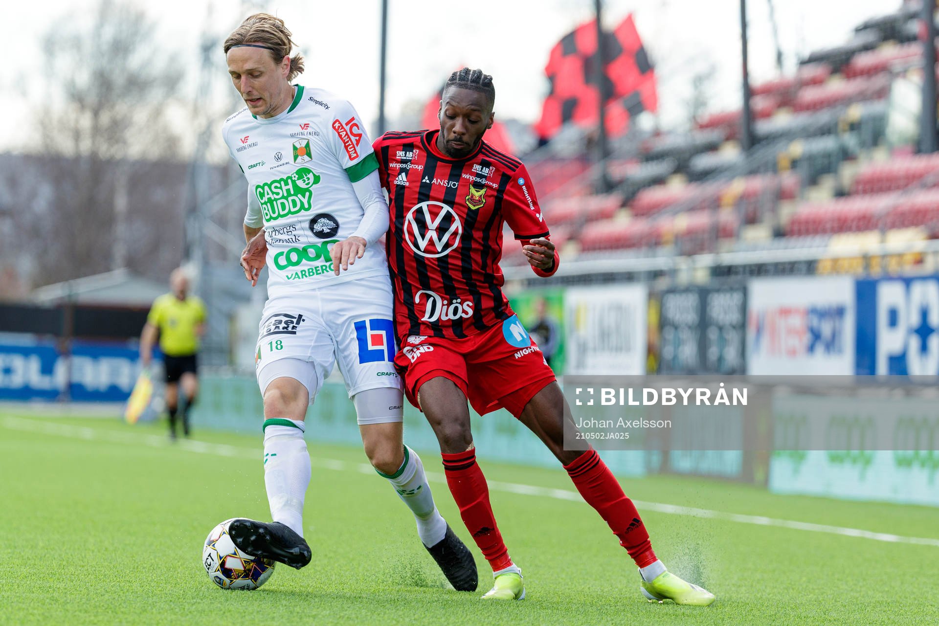 Varbergs Joakim Lindner i kamp med Östersunds Blair Turgott under fotbollsmatchen i Allsvenskan mellan Östersund och Varberg den 2 maj 2021 i Östersund.