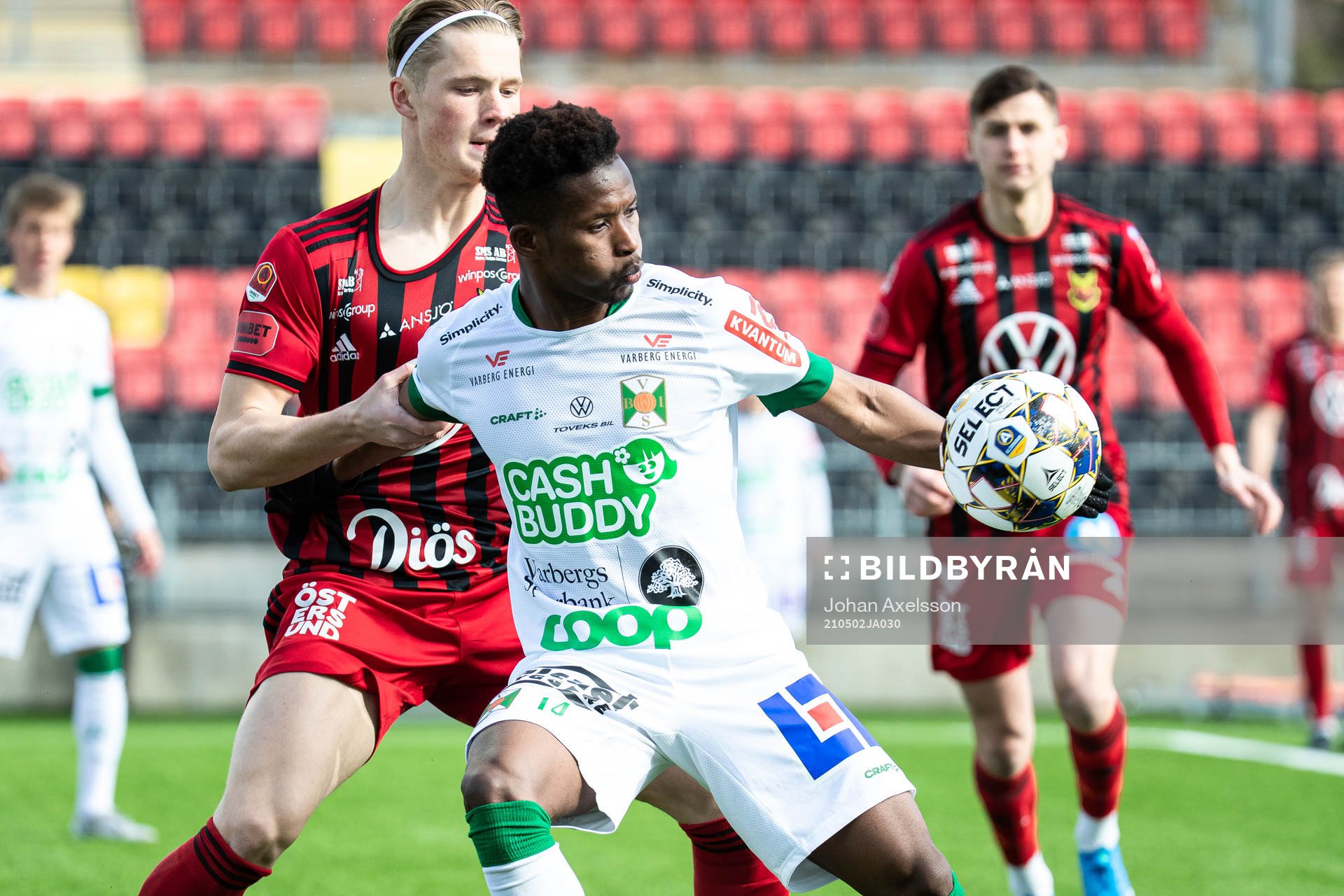 Varbergs Adama Fofana och Östersunds Sebastian Karlsson