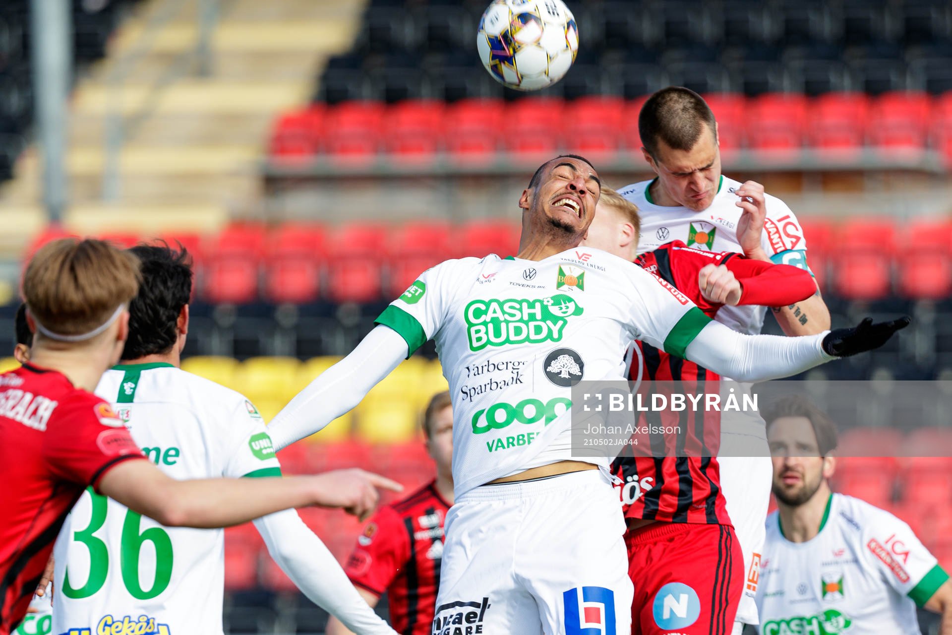 Varbergs Simon Karlsson Adjei i kamp med Östersunds Malcom Stolt under fotbollsmatchen i Allsvenskan mellan Östersund och Varberg den 2 maj 2021 i Östersund.