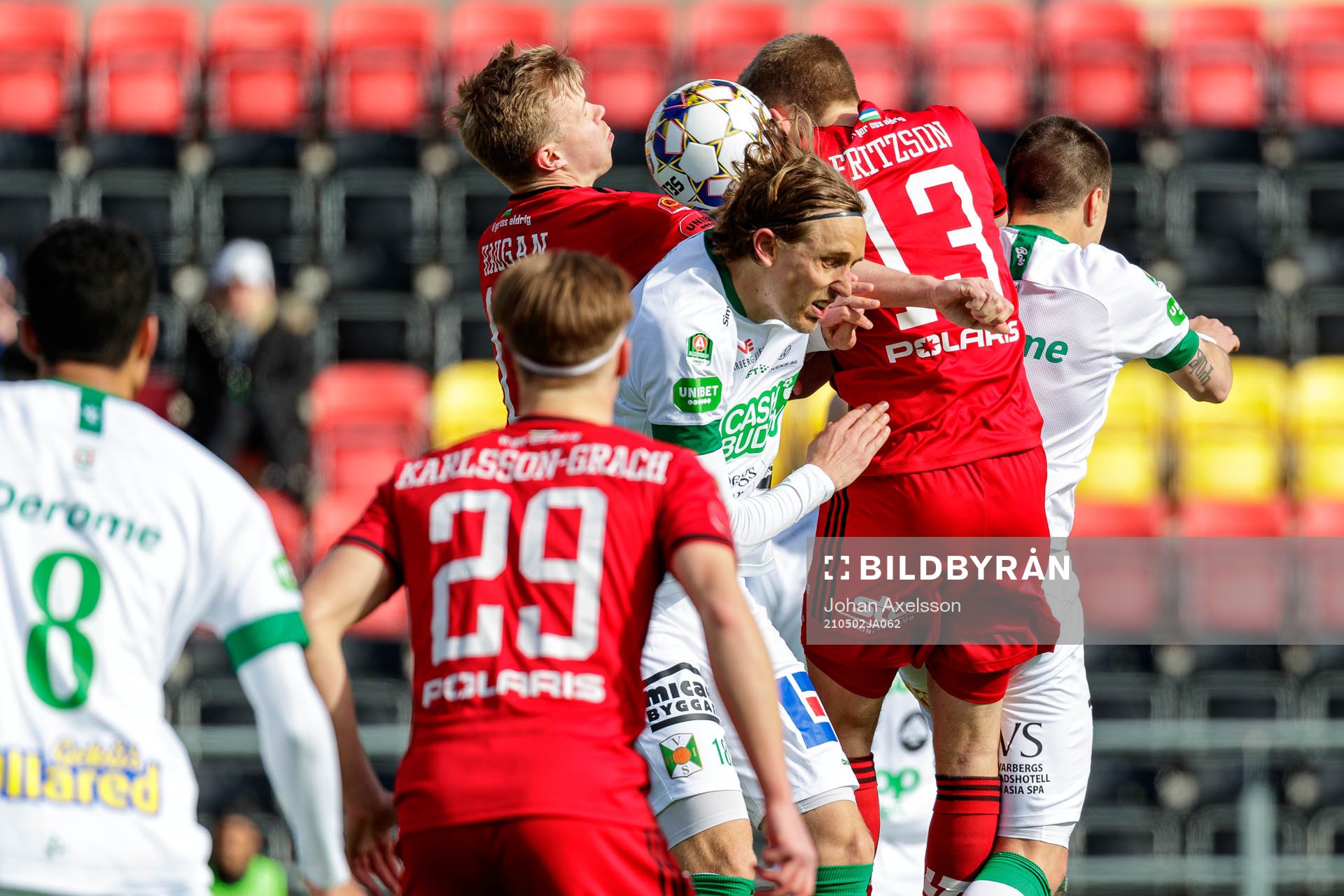 Östersunds Eirik Haugan och Ludvig Fritzson i kamp med Varbergs Joakim Lindner under fotbollsmatchen i Allsvenskan mellan Östersund och Varberg den 2 maj 2021 i Östersund.