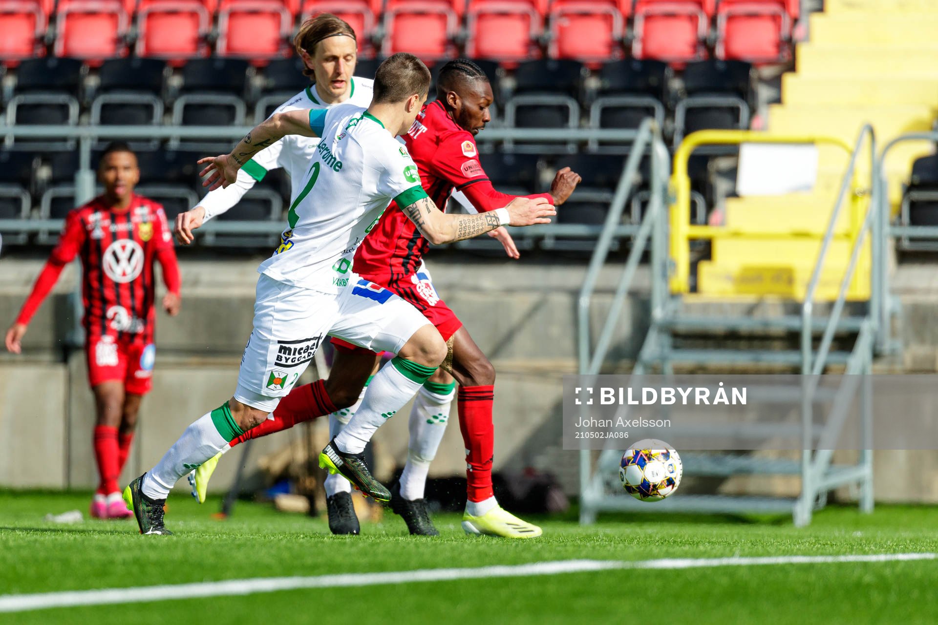 Östersunds Blair Turgott i kamp med Varbergs Jon Birkfeldt och Jon Birkfeldt under fotbollsmatchen i Allsvenskan mellan Östersund och Varberg den 2 maj 2021 i Östersund.