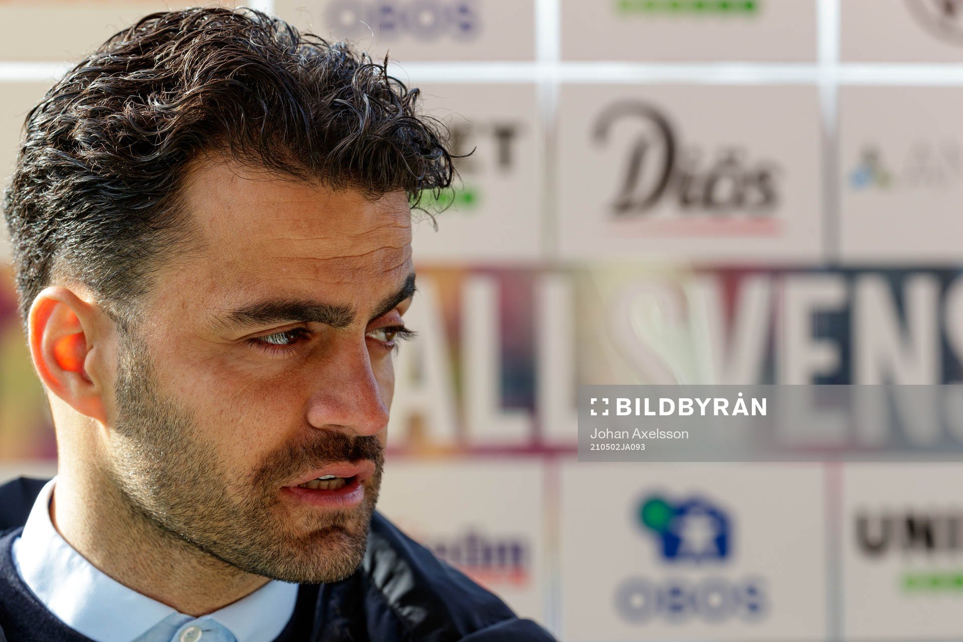 Östersunds tränare Amir Azrafshan under fotbollsmatchen i Allsvenskan mellan Östersund och Varberg den 2 maj 2021 i Östersund. 