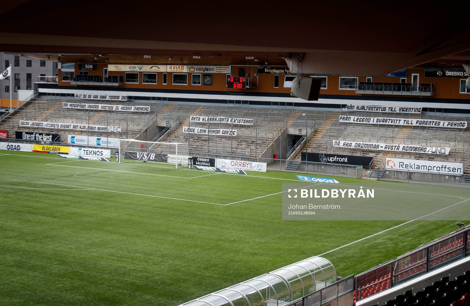 Banderoller från Örebro fansen riktade mot IFK