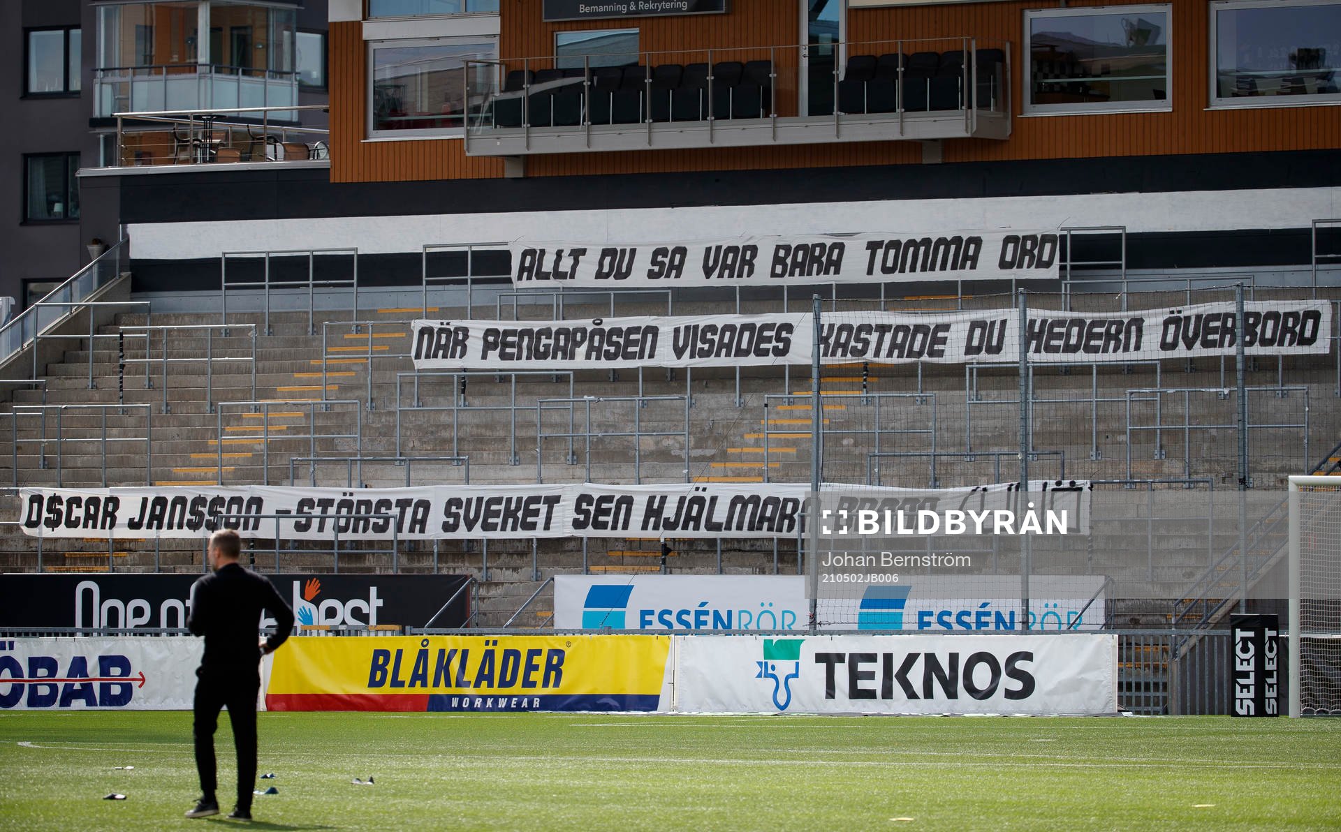 Banderoller från Örebro fansen riktade mot IFK