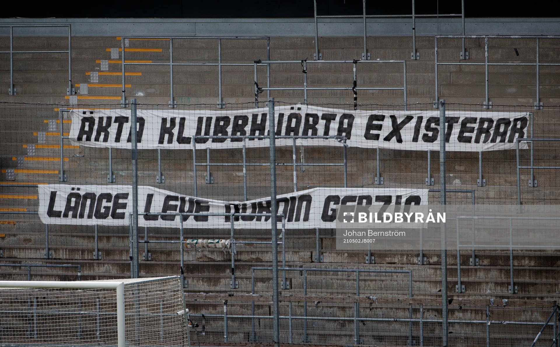 Banderoller från Örebro fansen riktade mot IFK