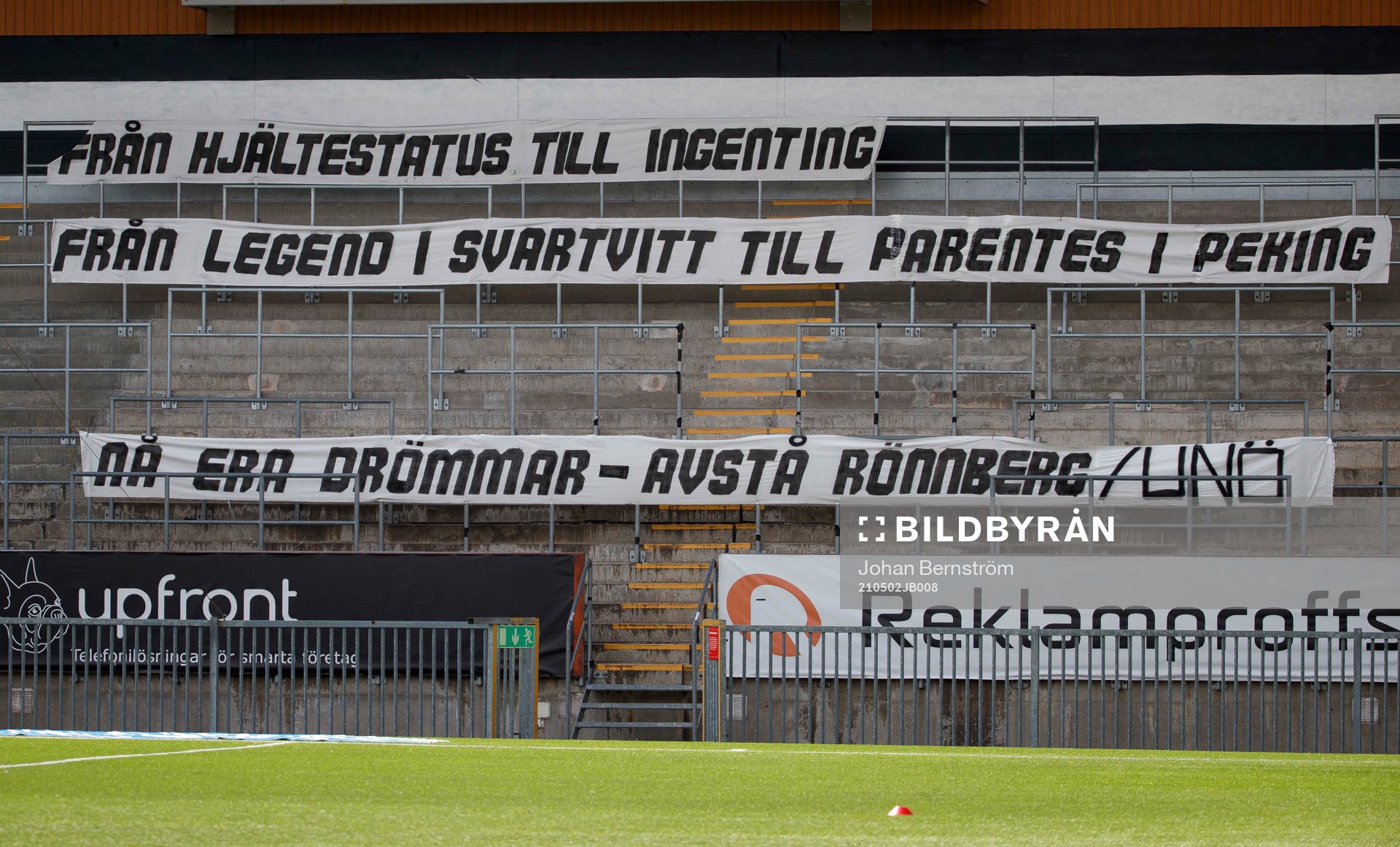 Banderoller från Örebro fansen riktade mot IFK