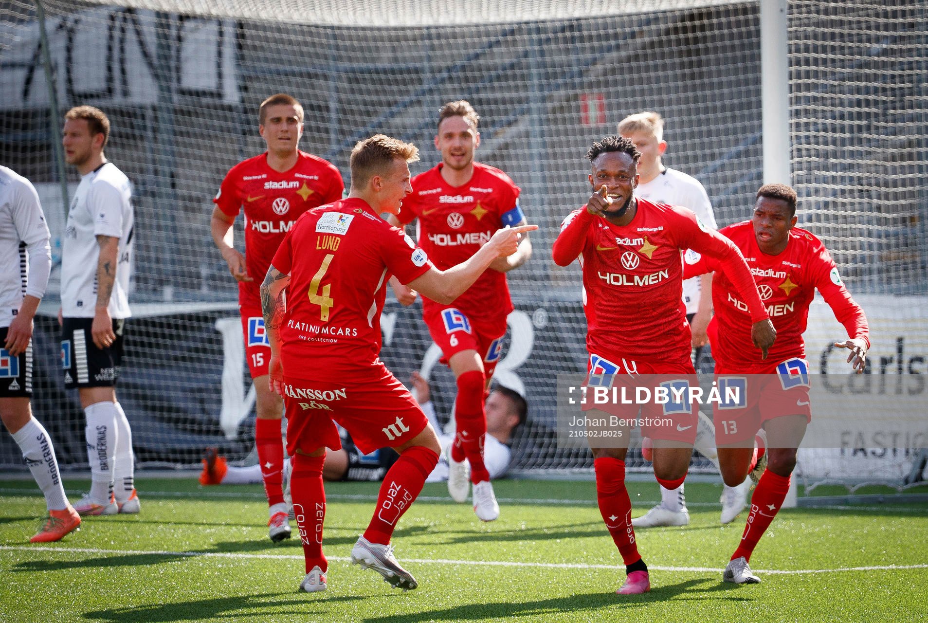 IFK Norrköpings Samuel Adegbenro jublar med Marco Lund