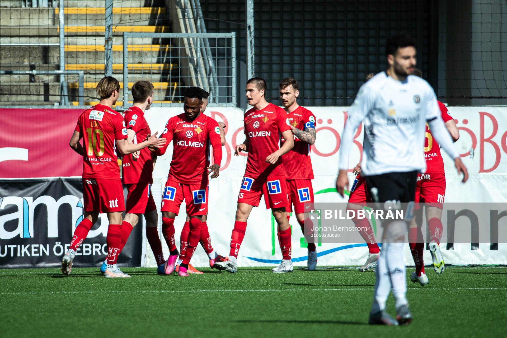 IFK Norrköpings Carl Björk jublar med lagkamrater