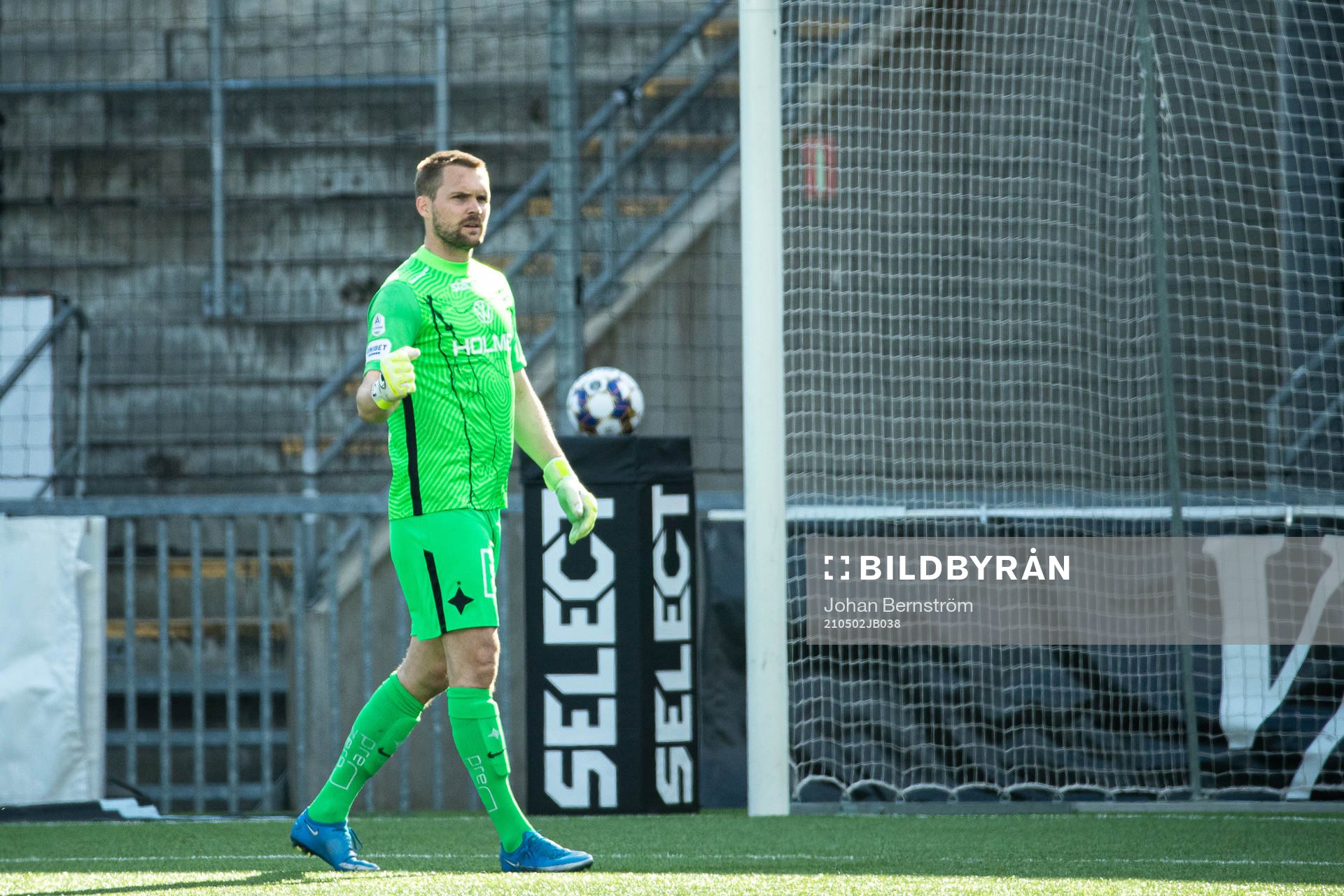 IFK Norrköpings målvakt Oscar Jansson jublar efter fotbollsmatchen i Allsvenskan mellan Örebro och IFK Norrköping den 2 maj 2021 i Örebro.