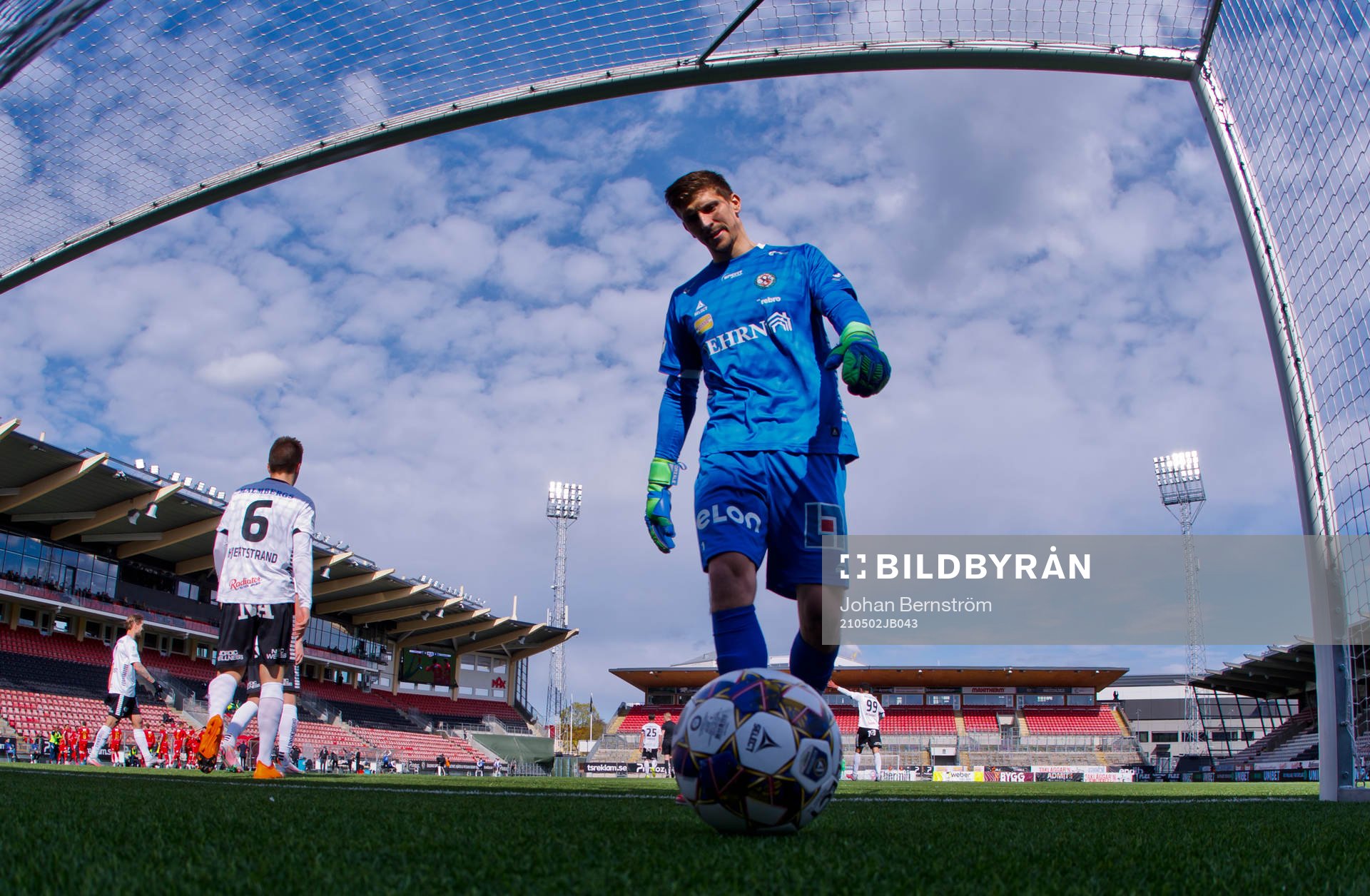Örebros målvakt Bobby Allain deppar vid 0-1