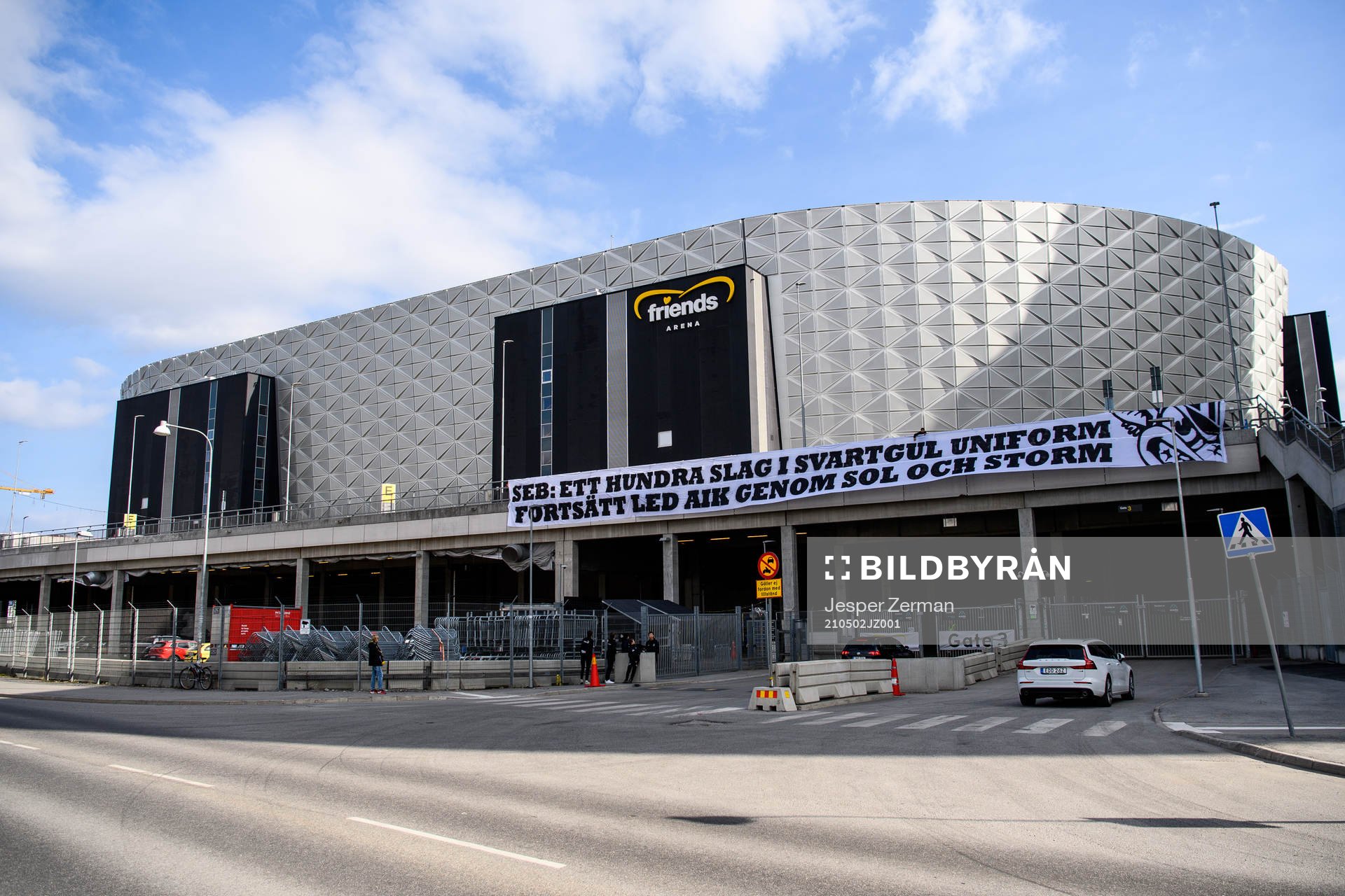 s supportrar håller upp en banderoll utanför Friends Arena