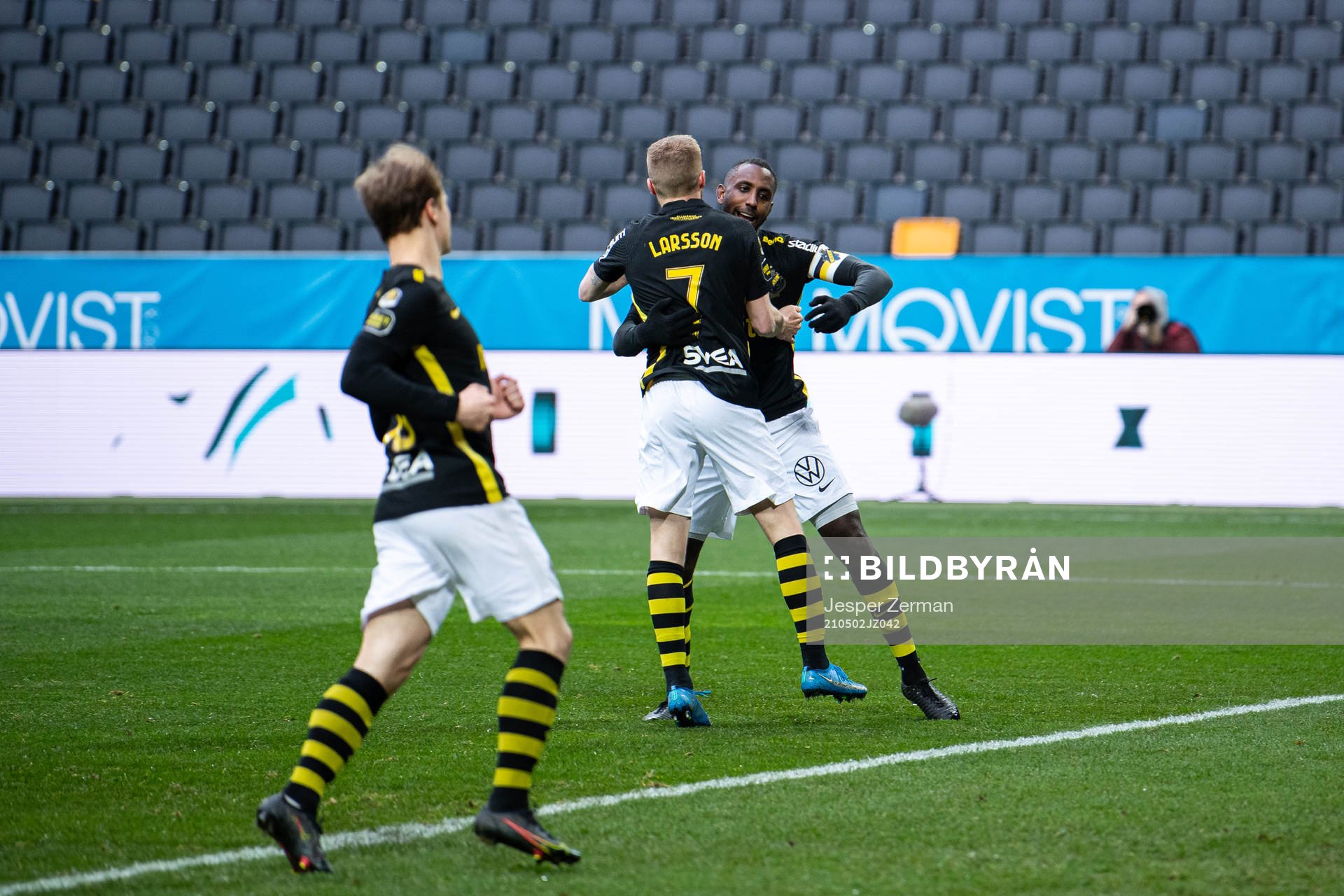 s Sebastian Larsson jublar med Henok Goitom
