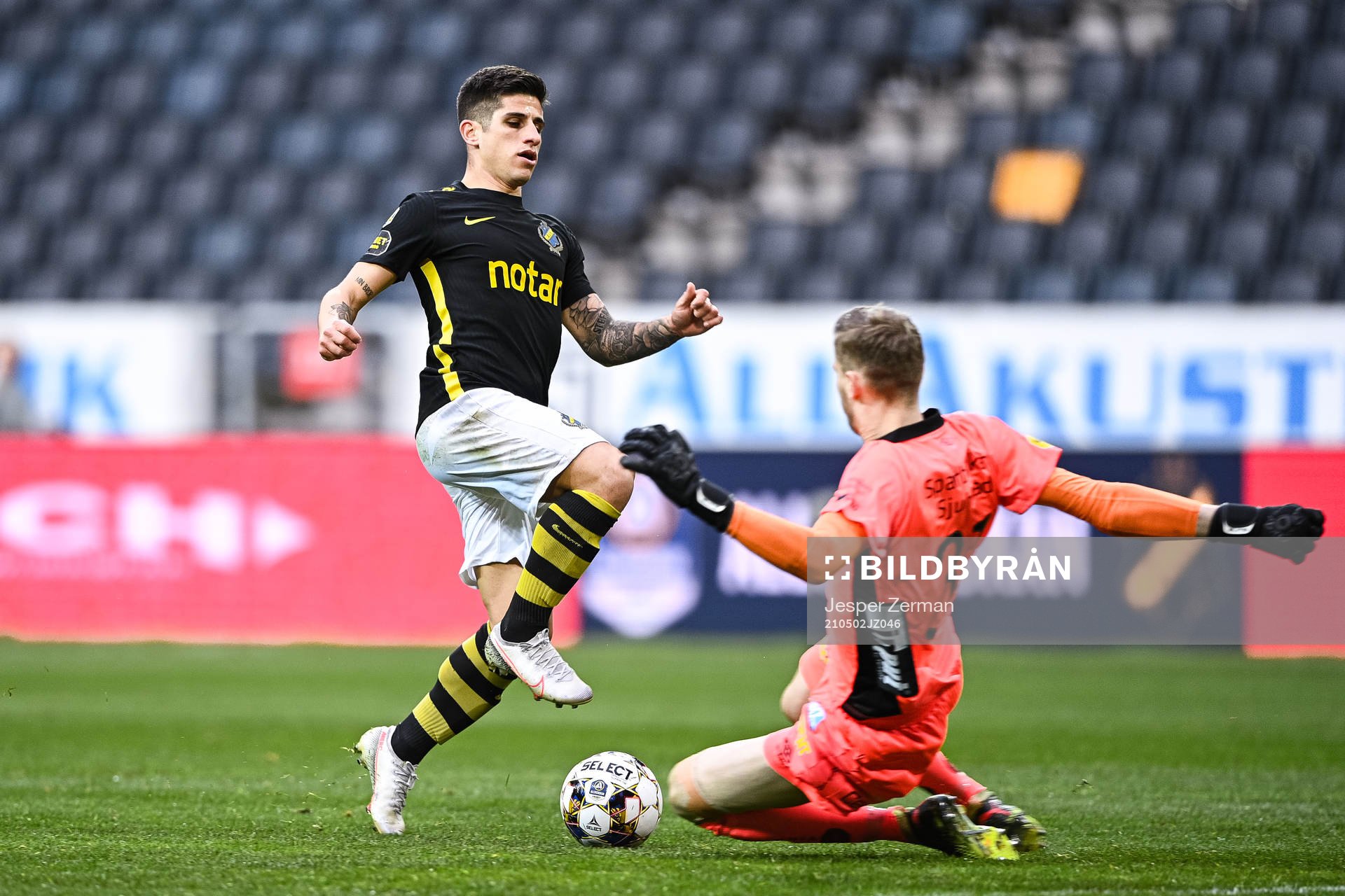 s Nicolas Stefanelli och Elfsborgs målvakt Tim Rönning