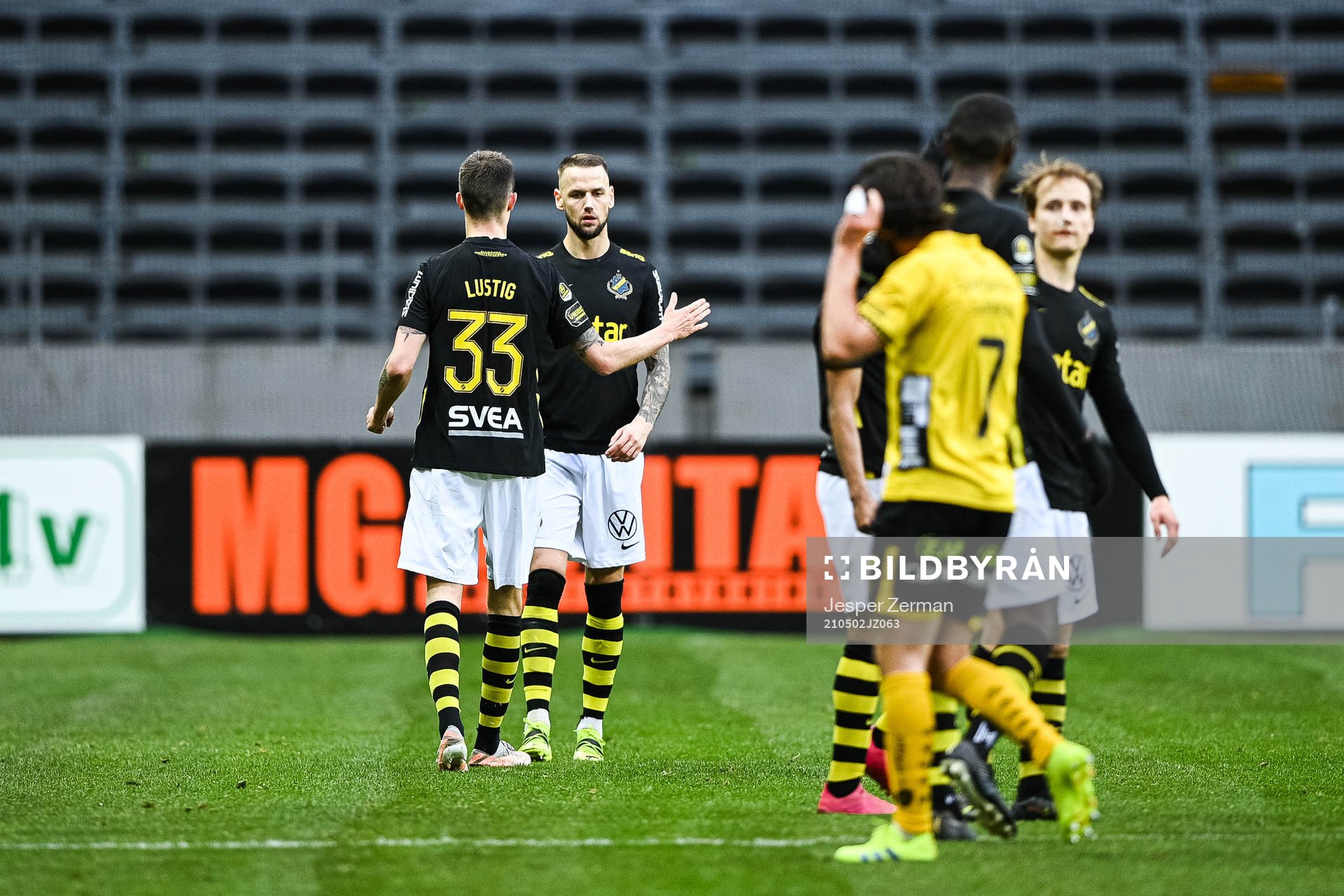 AIK:s Mikael Lustig och Alexander Milosevic jublar efter fotbollsmatchen i Allsvenskan mellan AIK och Elfsborg den 2 maj 2021 i Stockholm. 