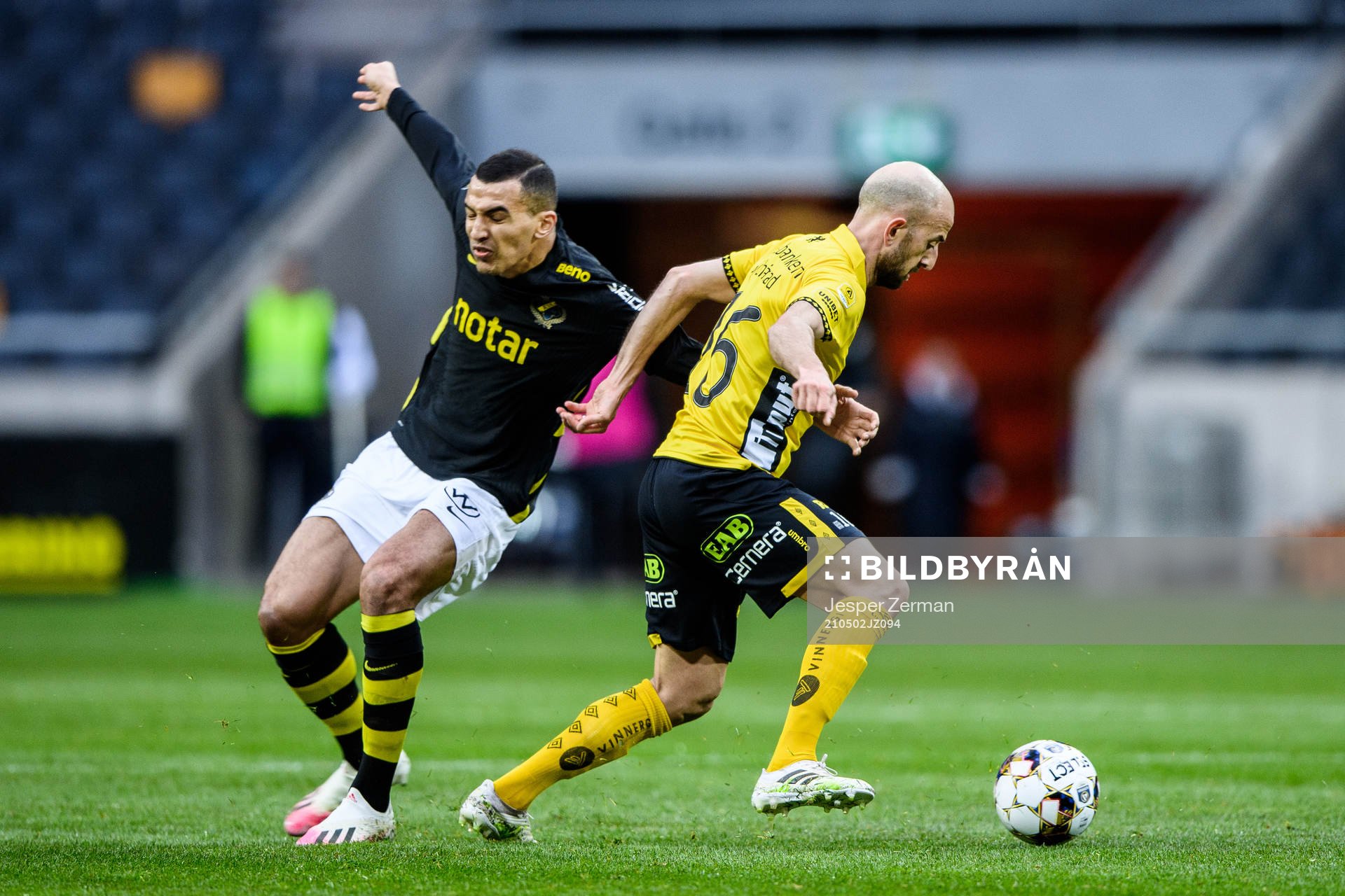 s Nabil Bahoui och Elfsborgs Robert Gojani