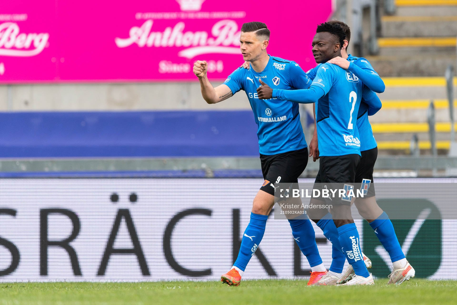 Halmstads Markus Antonsson jublar med Thomas Boakye