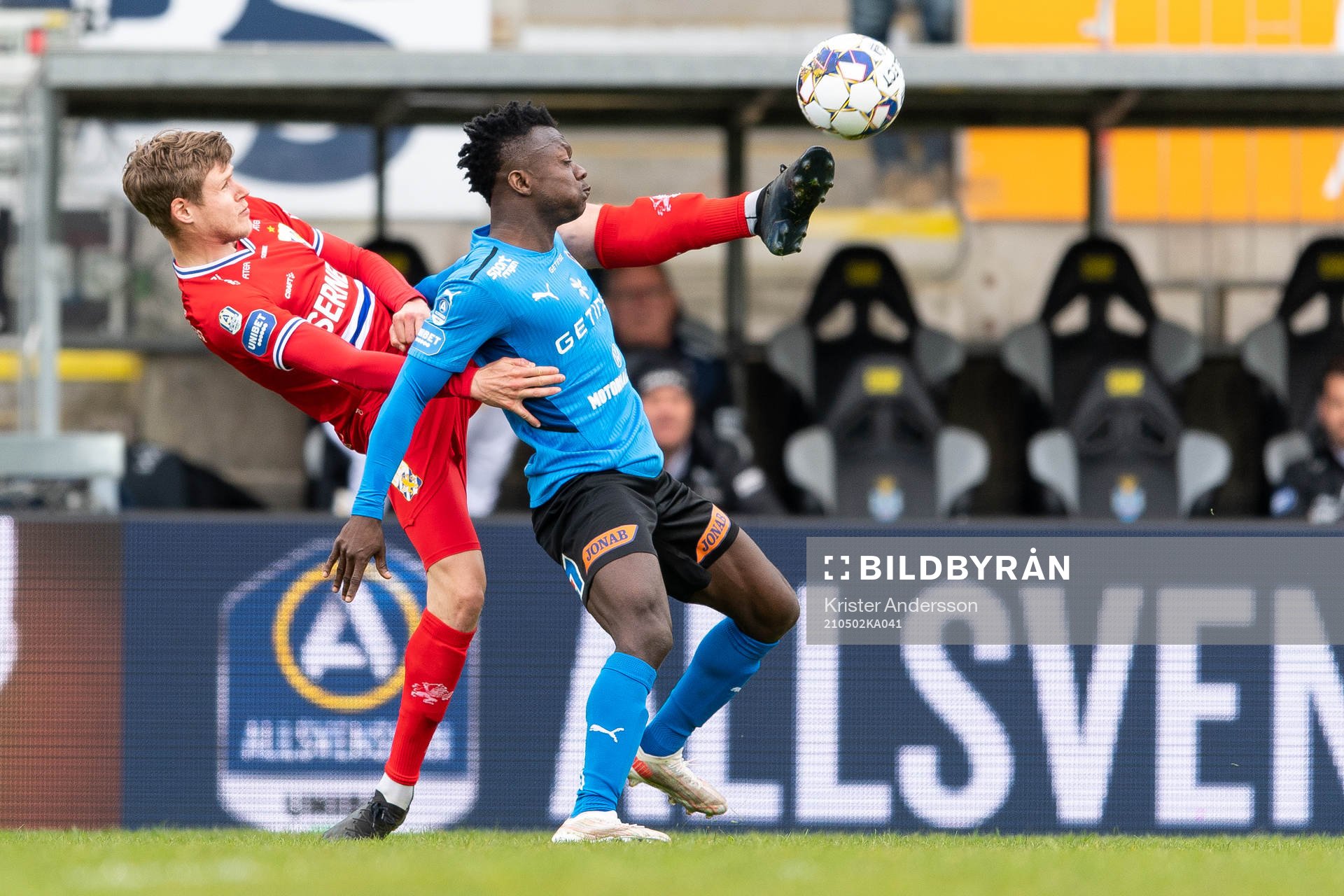 IFK Göteborgs Gustaf Norlin och Halmstads Thomas Boakye