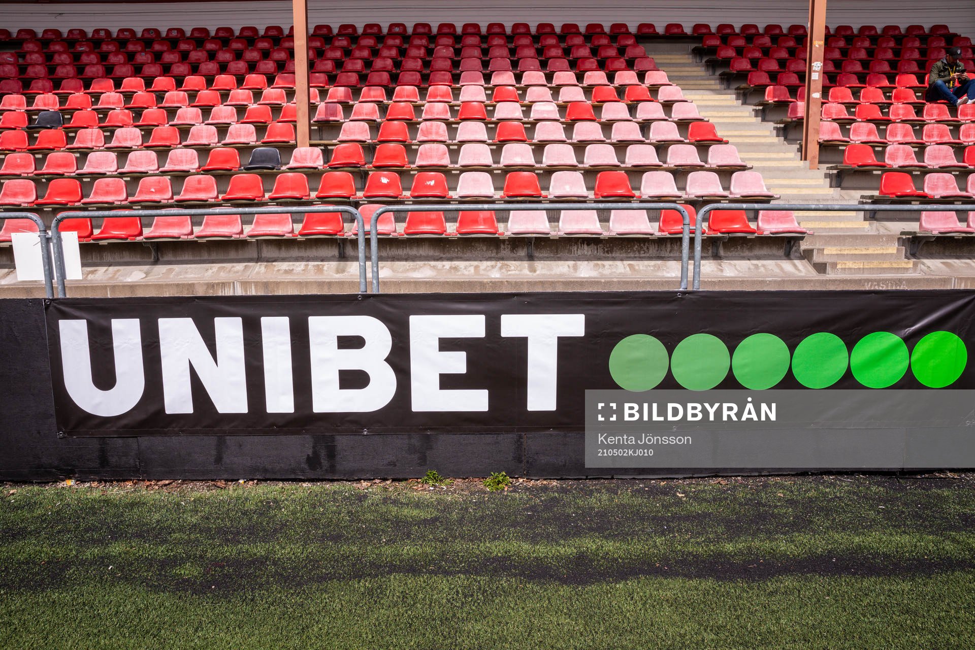 Unibet logotyp nedanför huvudläktaren på Skytteholms IP