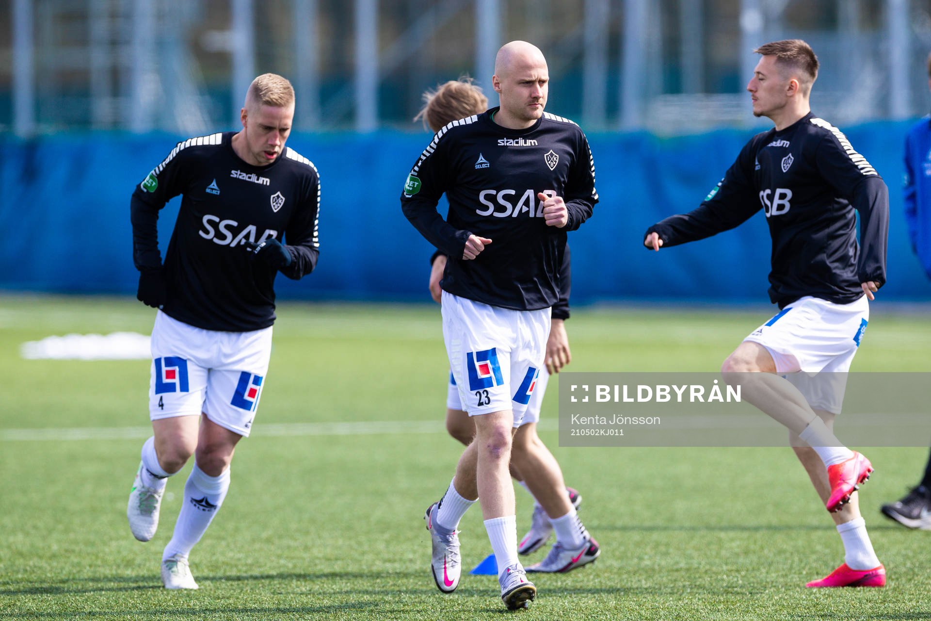 Brages Oscar Lundin värmer upp med lagkamrater