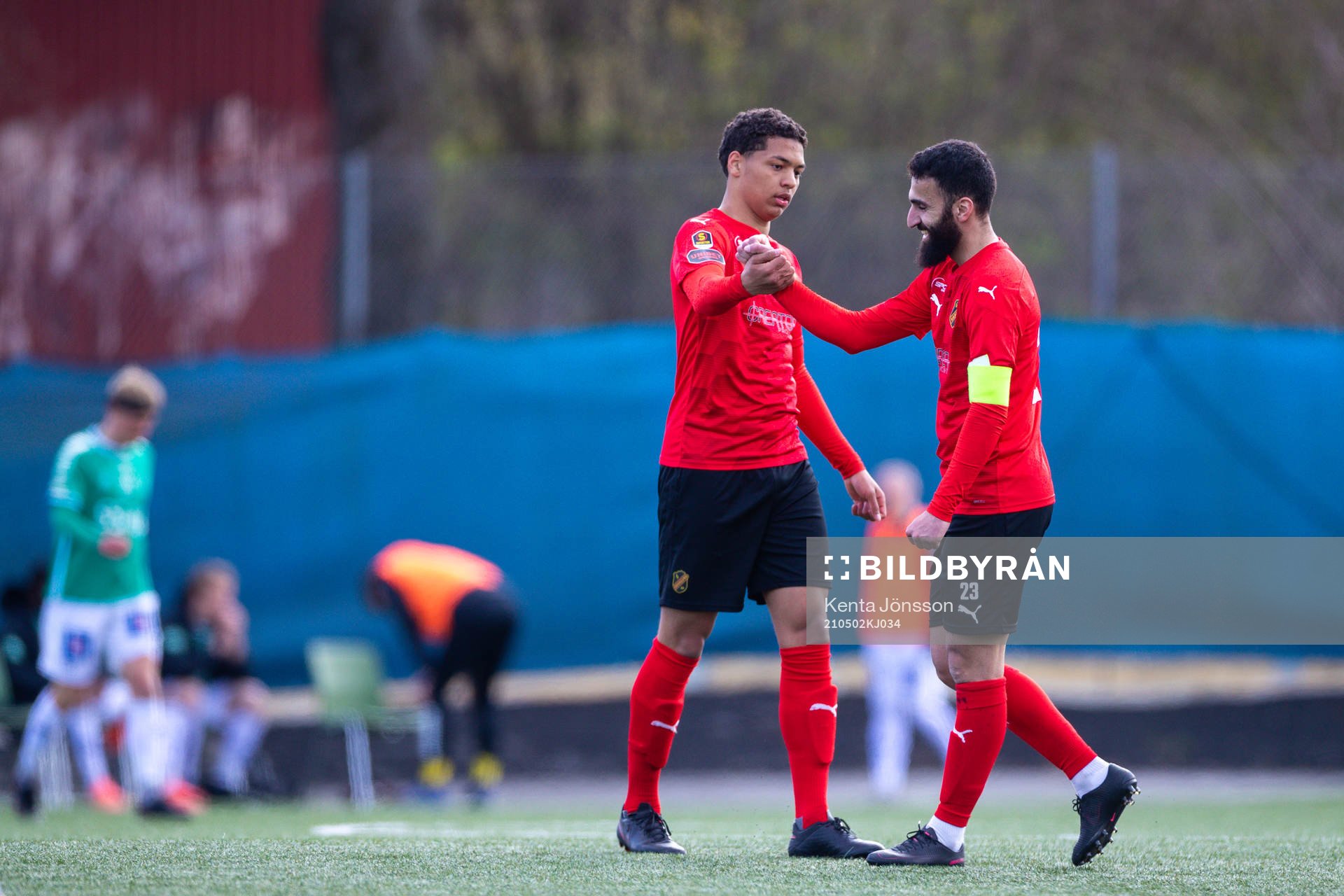 Vasalunds Isak Hellgren Villegas och Charbel Georges jublar