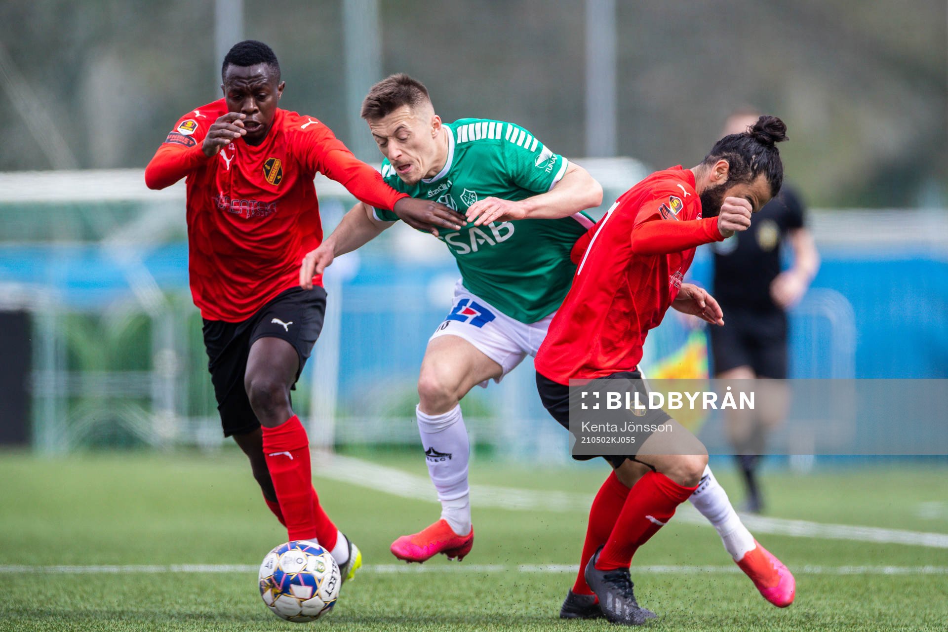 uBrages Leonard Pllana i kamp med Vasalunds Anthony Wambani och Adam Id Salem nder fotbollsmatchen i Superettan mellan Vasalund och Brage den 2 maj 2021 i Stockholm.