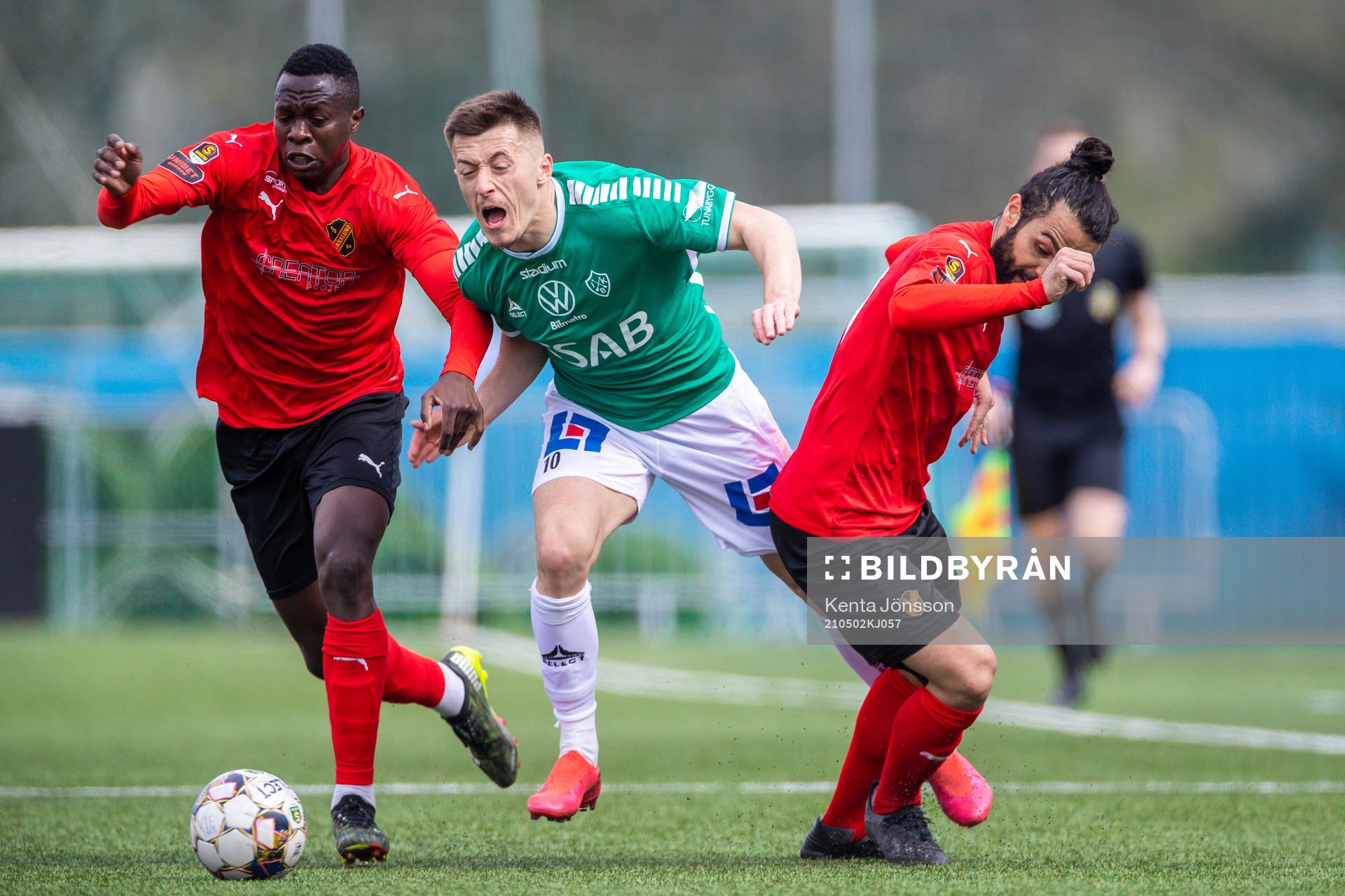 Brages Leonard Pllana i kamp med Vasalunds Anthony Wambani och Peshraw Azizi under fotbollsmatchen i Superettan mellan Vasalund och Brage den 2 maj 2021 i Stockholm.