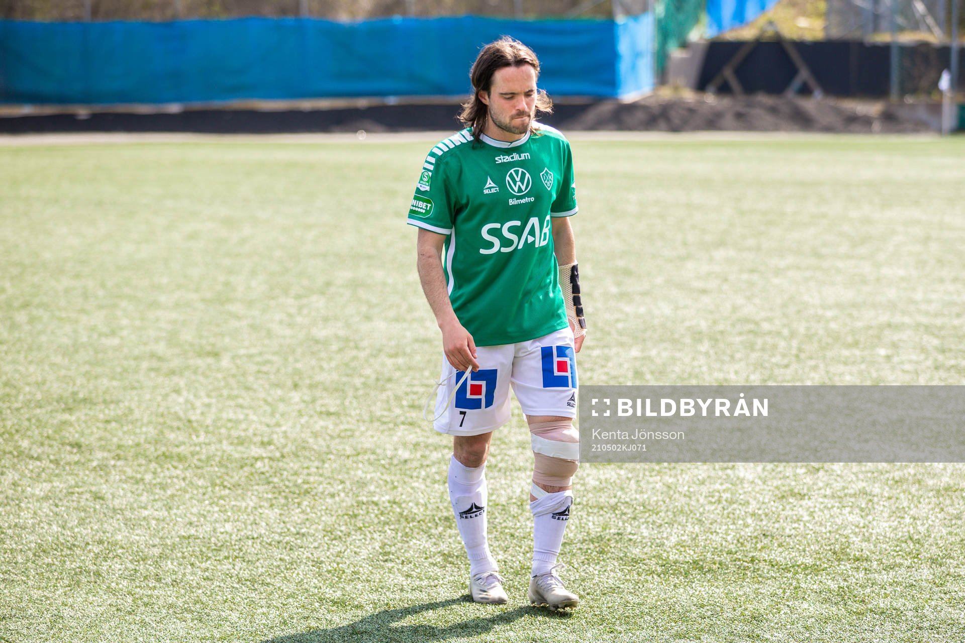 Brages Robbin Sellin med ett bandage och över ett knä